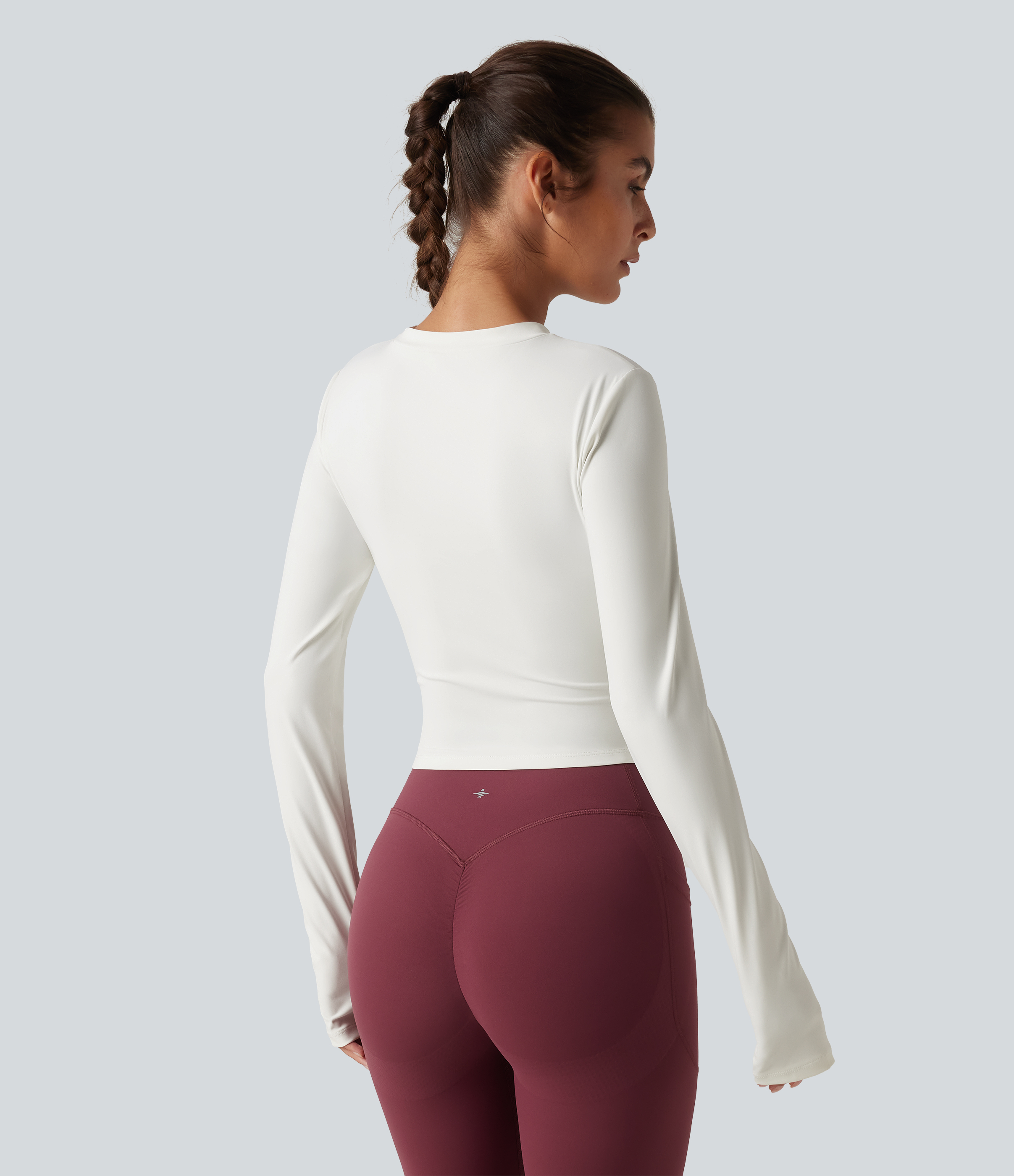 Hvid Yoga- og sportstop med rund hals, lange ærmer, tommelfingerhul og rynkning / 2