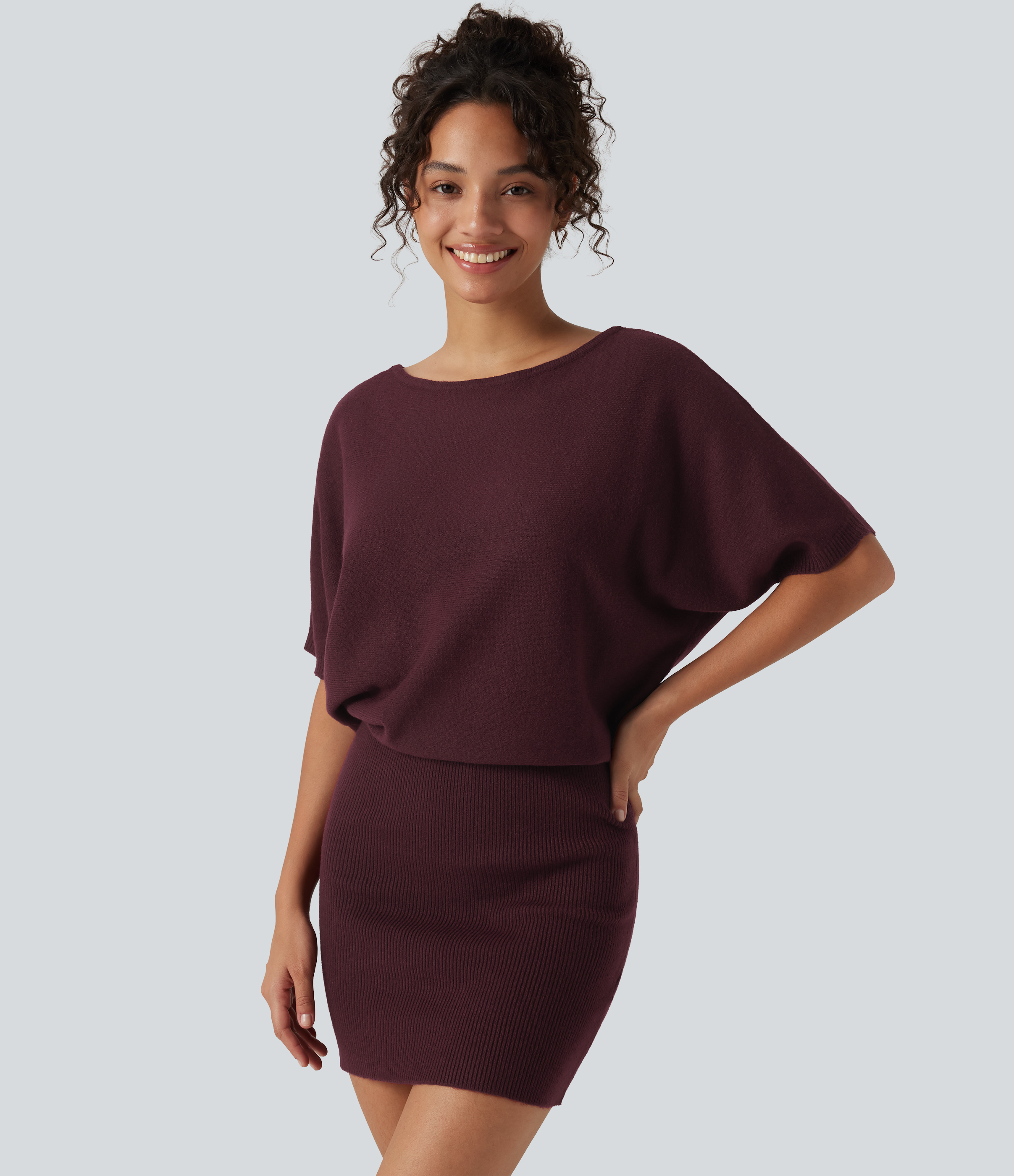 Vestido mini casual de punto acanalado con escote barco, mangas cortas tipo murciélago y corte holgado.
