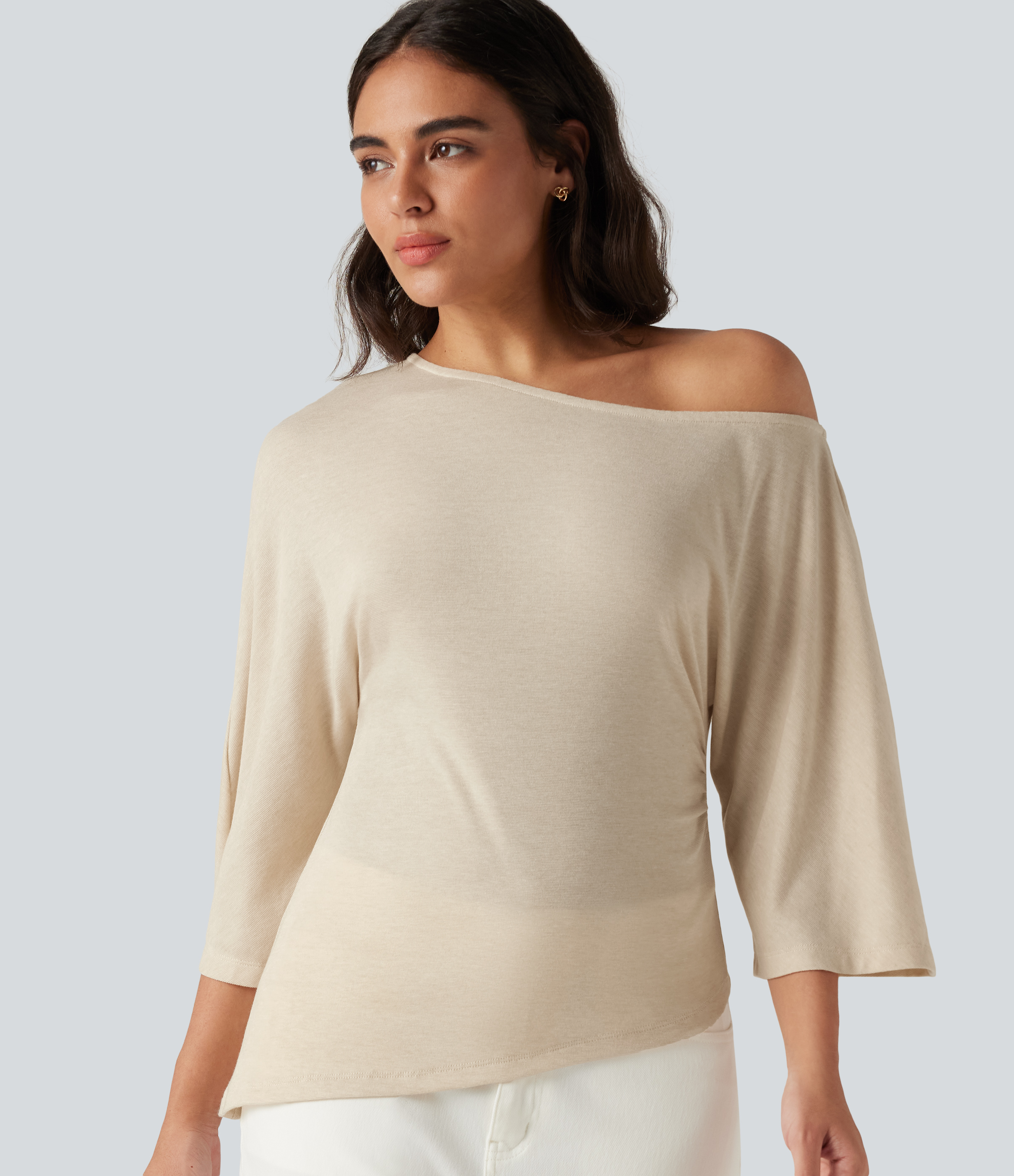 One-shoulder-top med 3/4-ærmer og rynkede detaljer — afslappet top