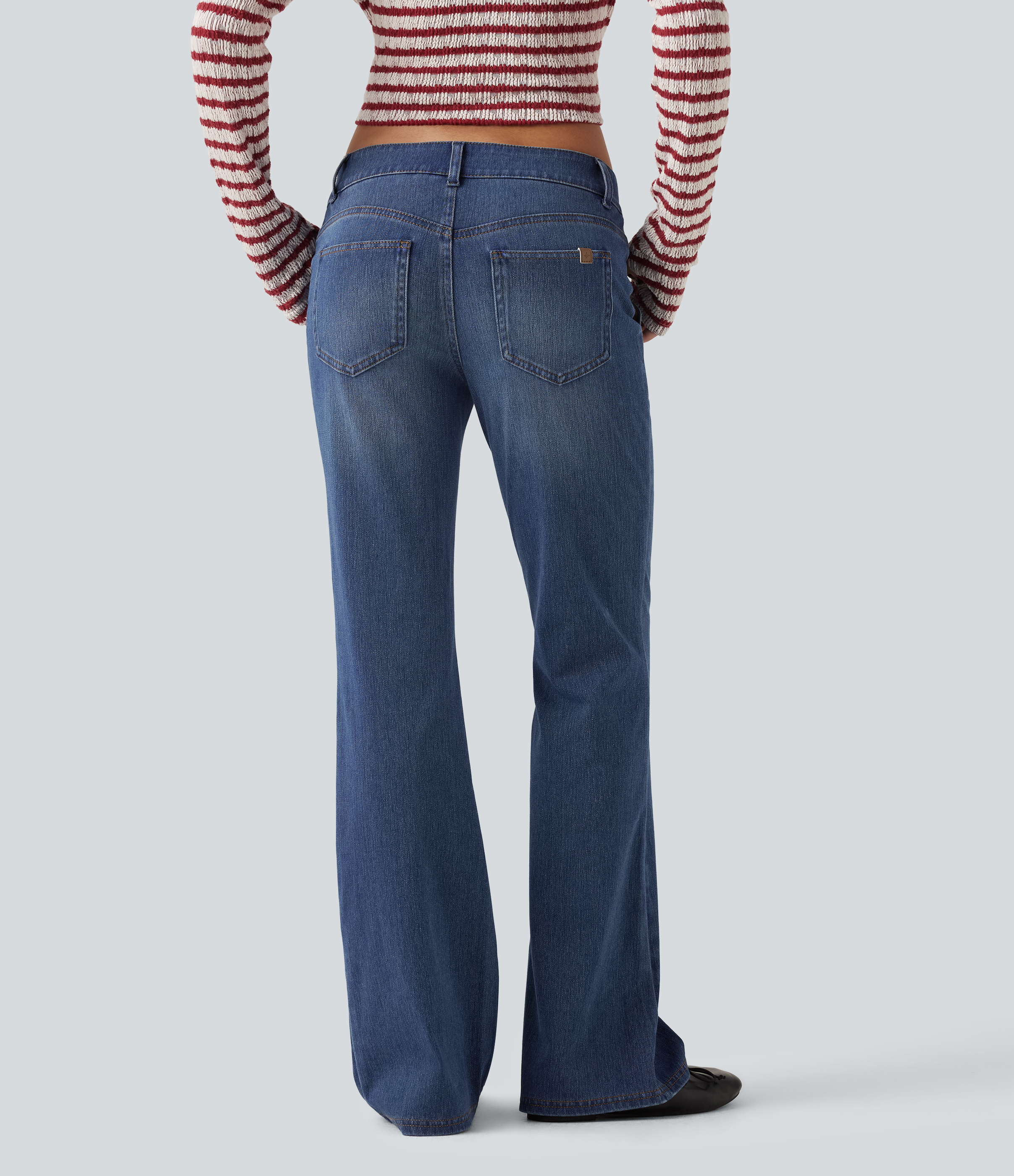 Tide Blue Denim Halara Flex™ - Lässige Bootcut-Jeans mit niedrigem Bund und mehreren Taschen / 2