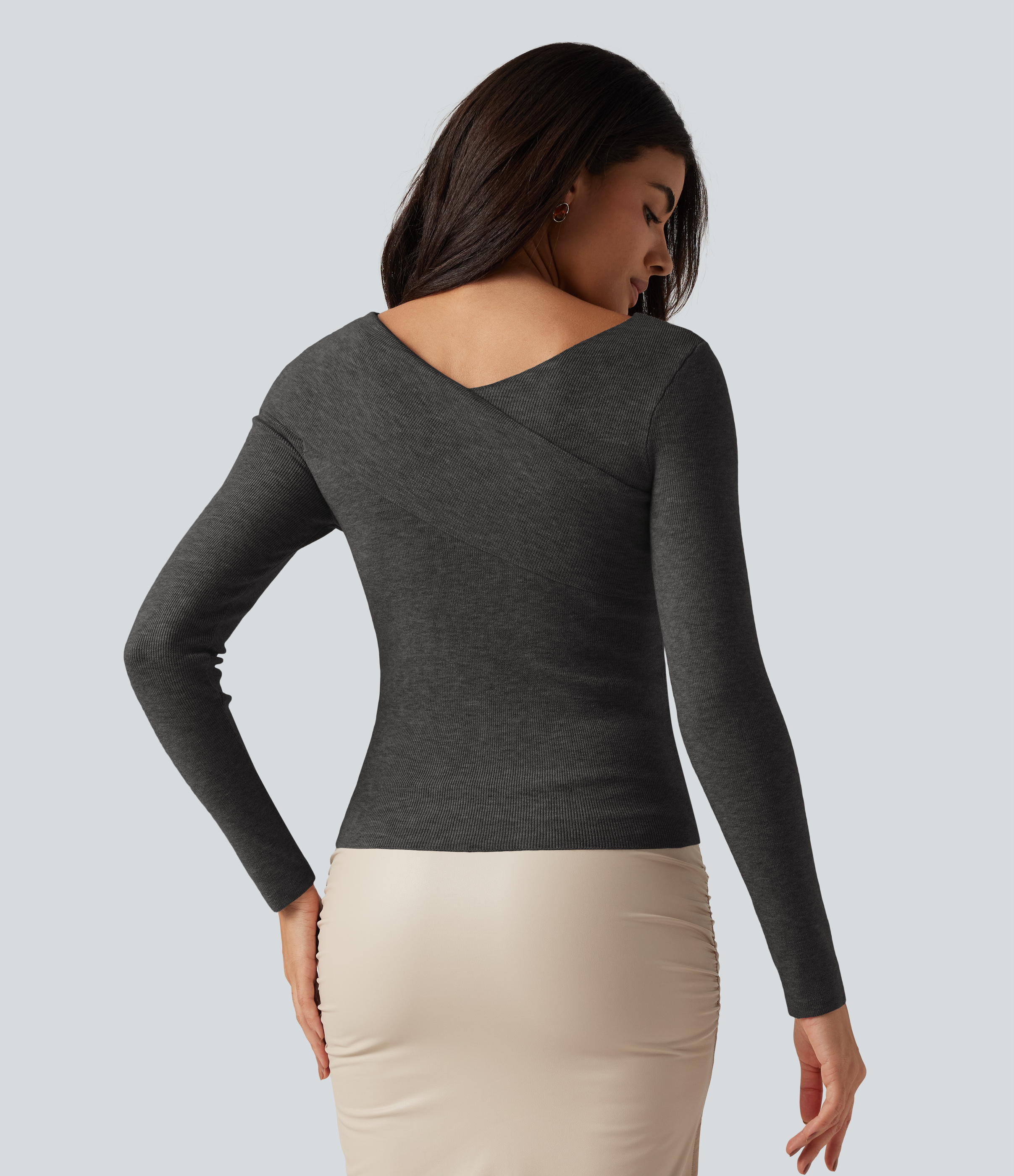 Dark Grey Lässiger Pullover mit V-Ausschnitt, langen Ärmeln, überkreuzter Vorderseite und Daumenloch. / 2