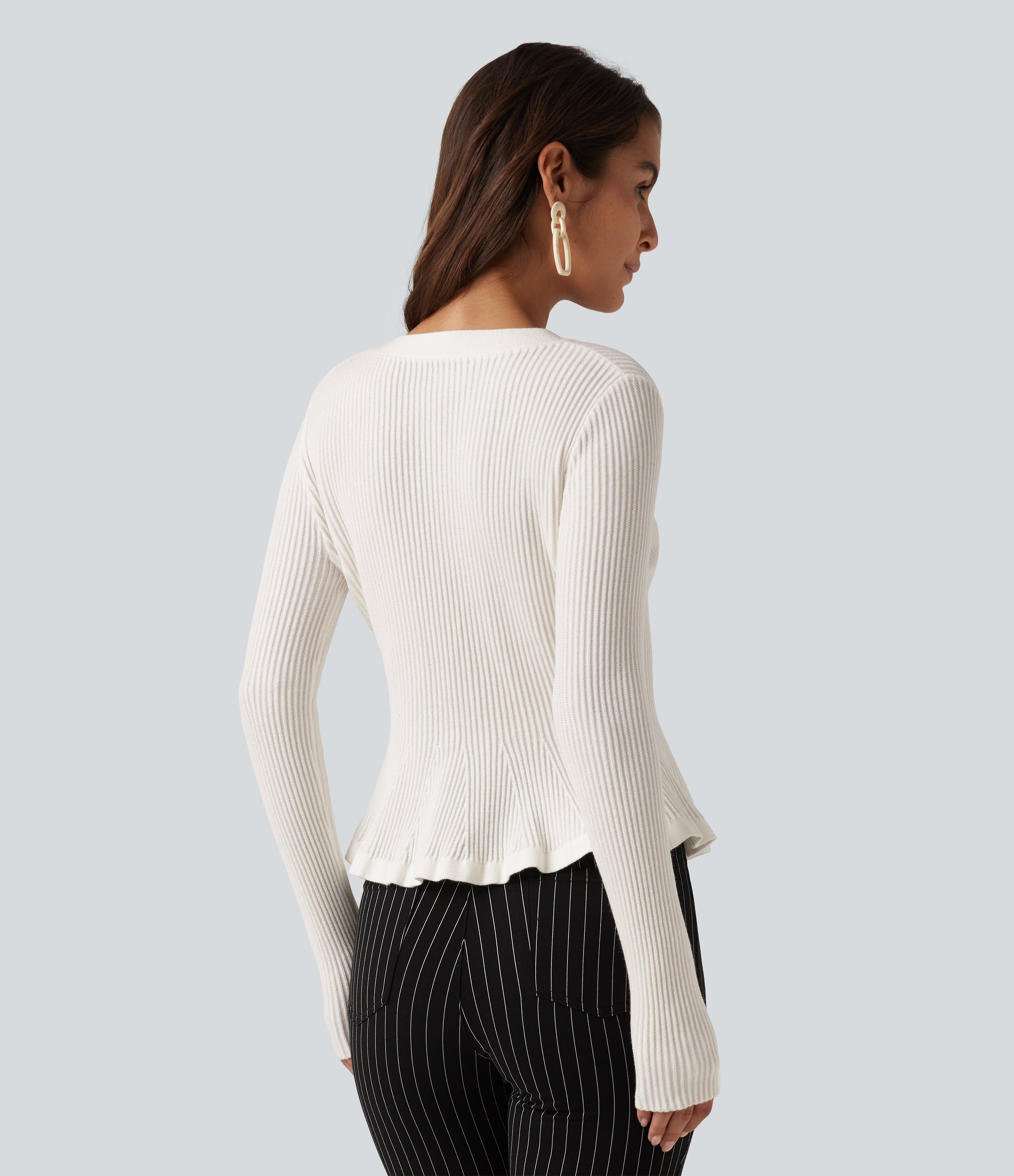 Sugar Swizzle Cardigan de bureau ajusté à encolure en V, manches longues et ourlet à volants / 2