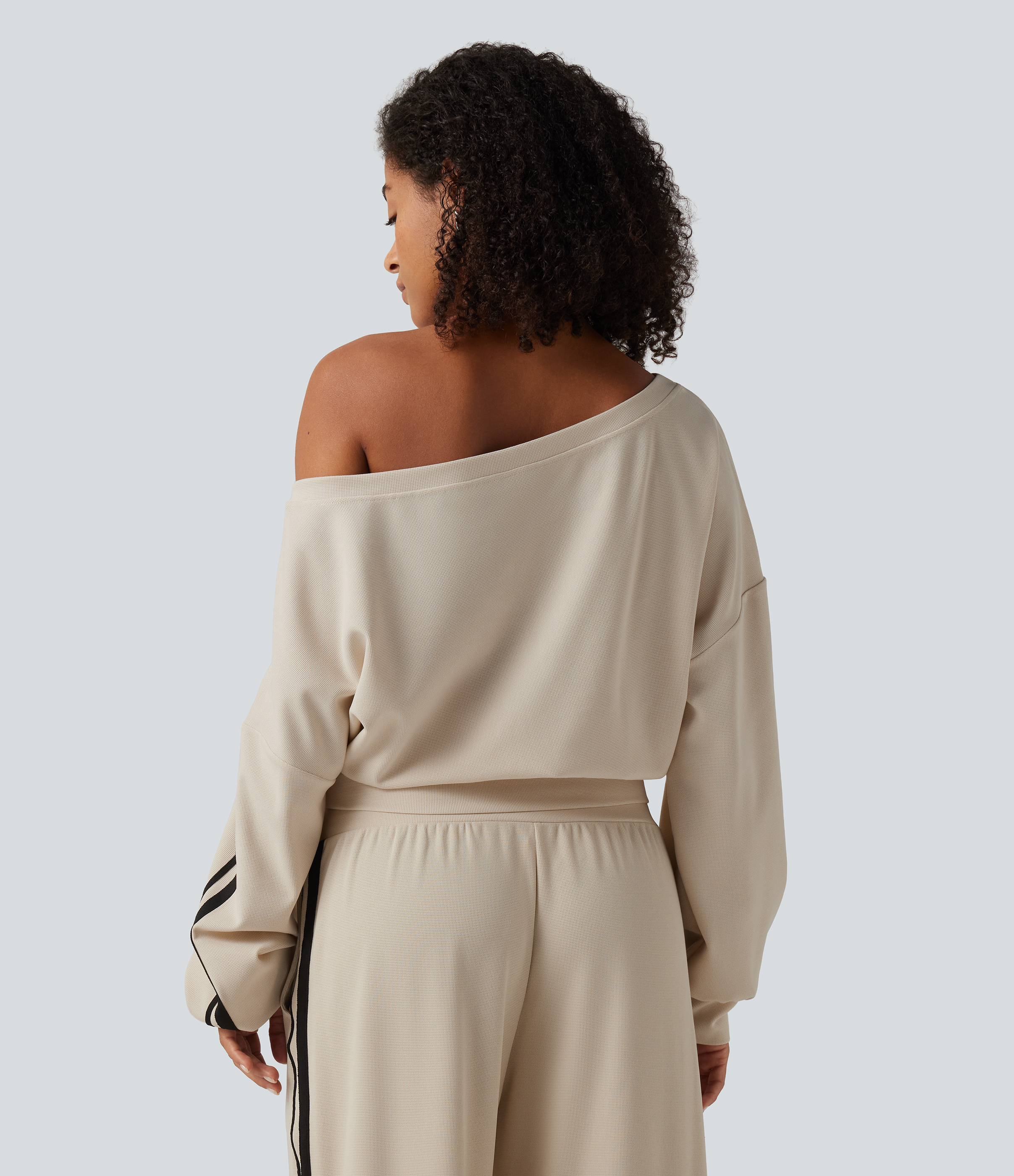 Oat Milk Top casual con escote barco, mangas largas, raya lateral y tejido waffle / 2