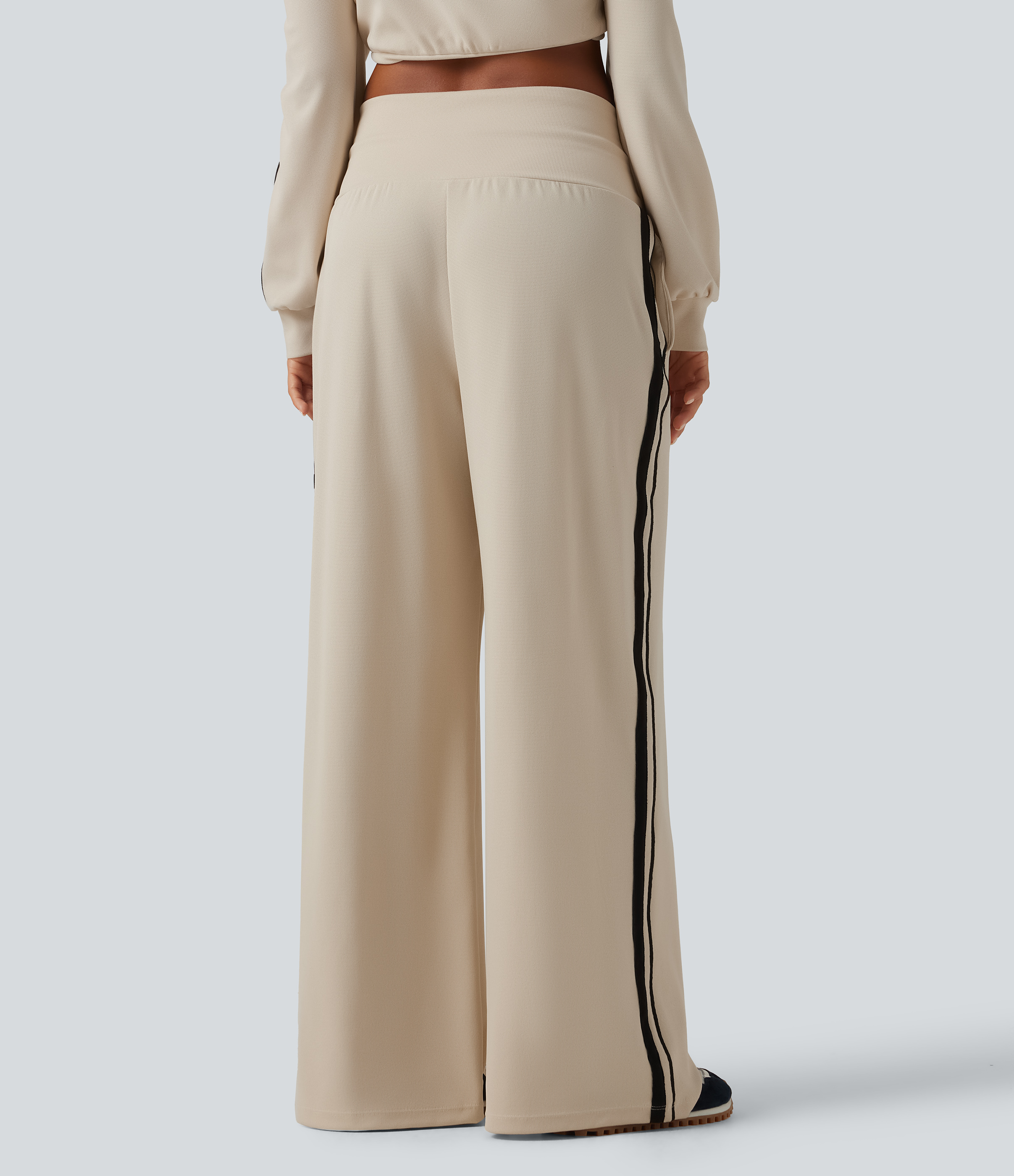 Oat Milk Pantalon décontracté taille haute à cordon, jambe large en tissu gaufré avec bande latérale et poches / 2