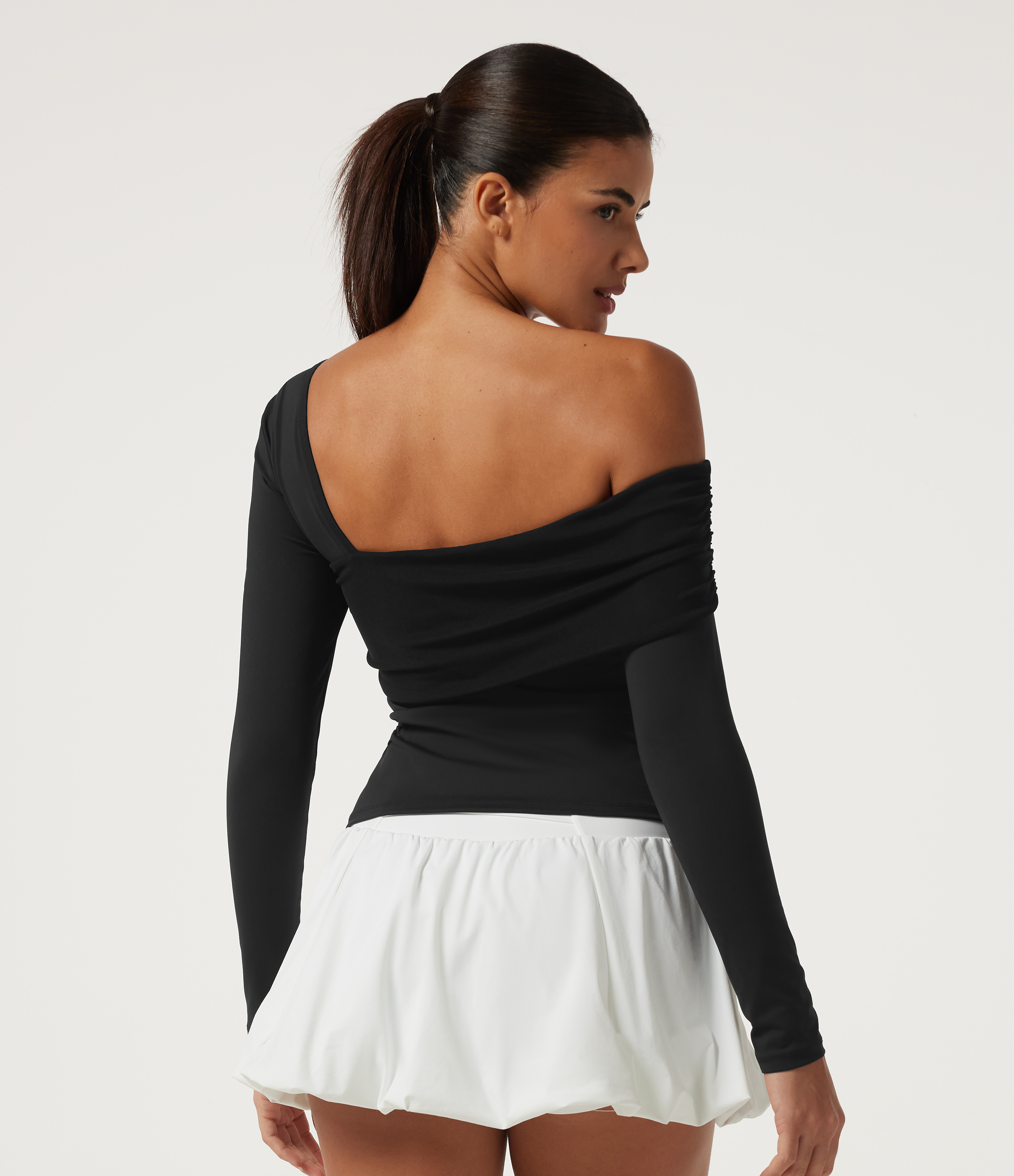 Nero SoftlyZero™ Airy top sportivo da yoga monospalla asimmetrico a manica lunga con reggiseno integrato InstantCool / 2