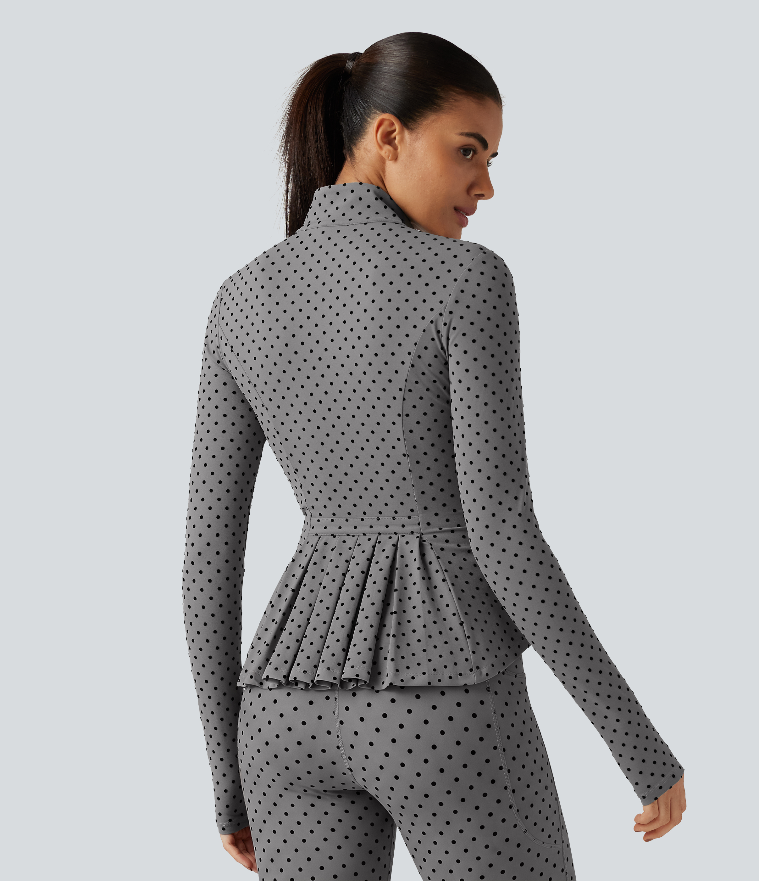 Foggy Grey Dot Veste de yoga Halara UltraSculpt™ à col montant, manches longues, passe-pouces, plis et pois avec poches / 2
