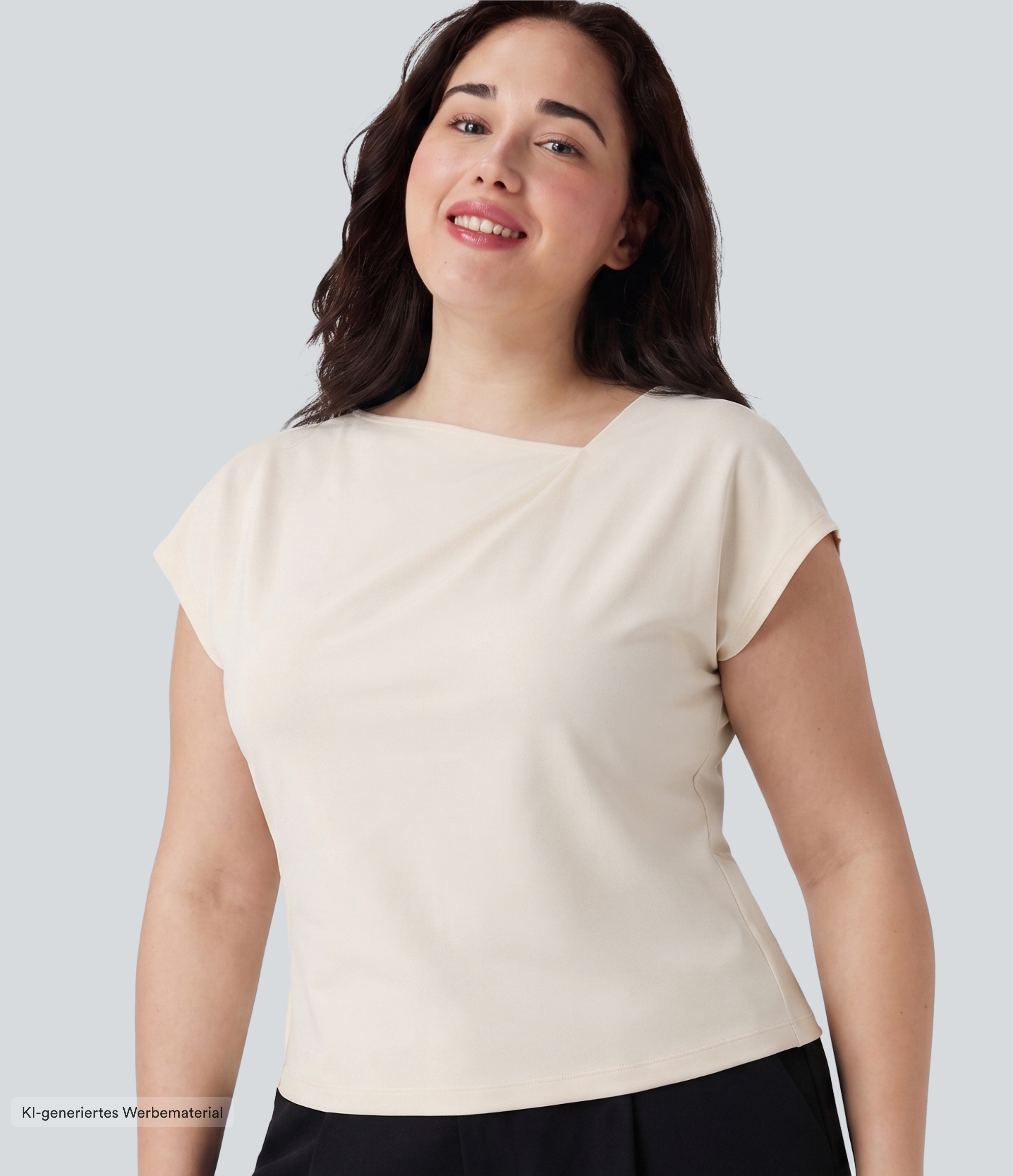 Geraffte Büro-Bluse mit asymmetrischem Wasserfallausschnitt, kurzen Ärmeln und geschlitztem Saum - Plus Size