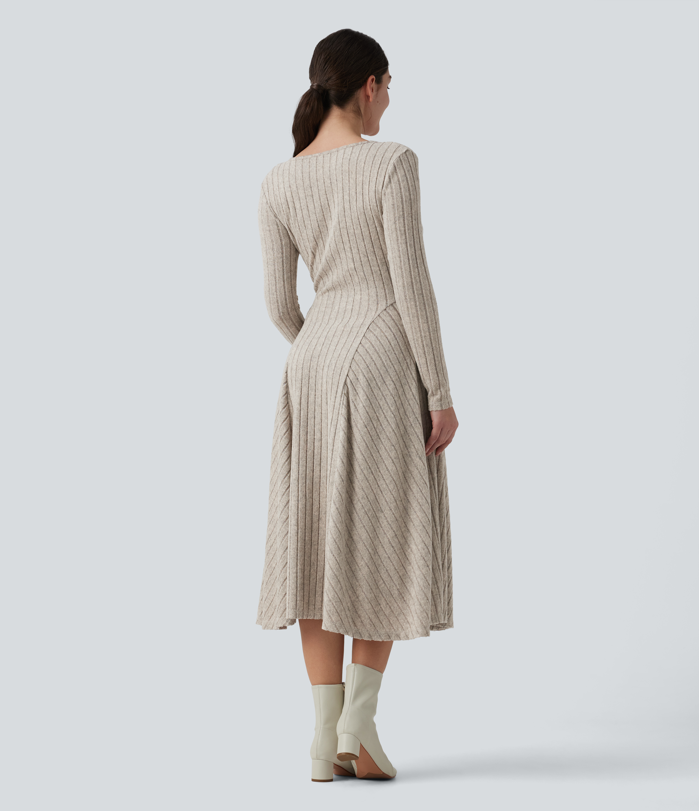 Warm Grey Floral Velvet Lässiges, ausgestelltes Midikleid aus geripptem Strick mit V-Ausschnitt, Seitentaschen und langen Ärmeln / 2