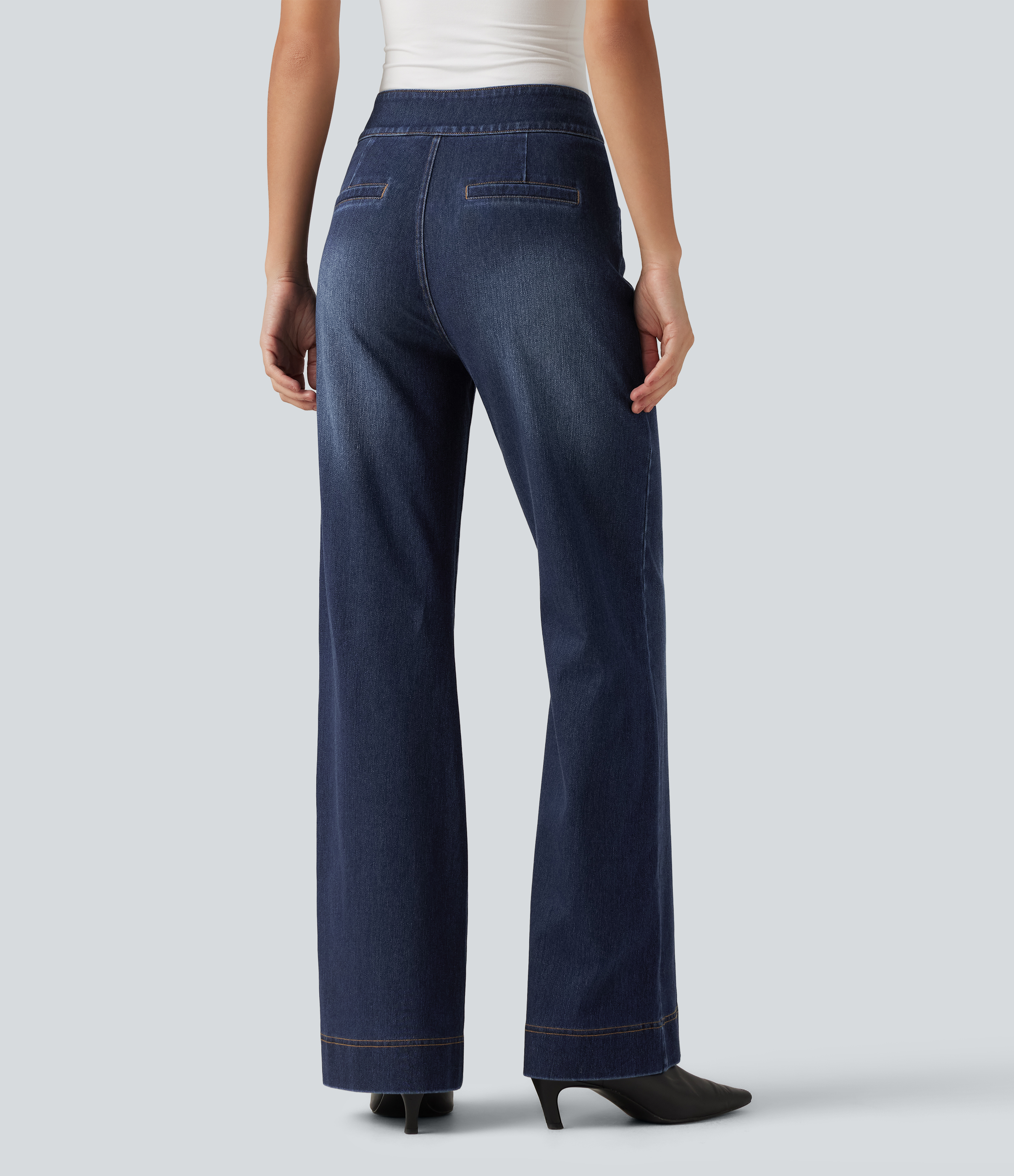 Pageant Blue Denim Halara Flex™ jeans casual de talle alto en punto elástico, pernera recta, con bolsillos / 2