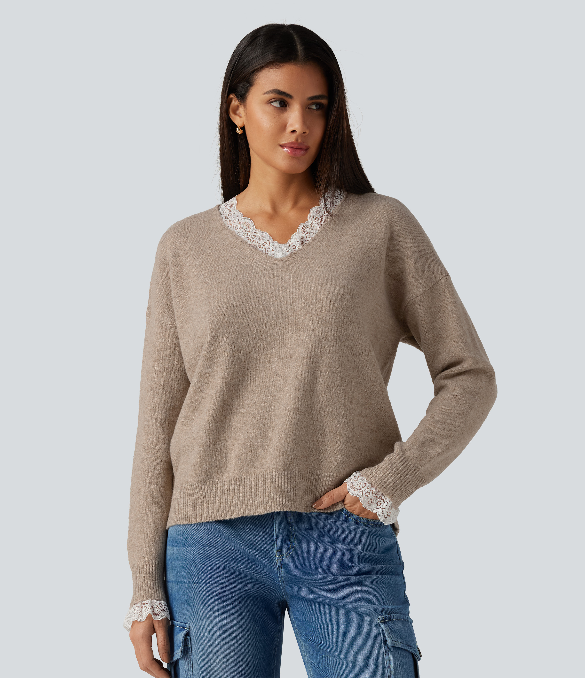 Oatstone Beige Pull à encolure en V, épaules tombantes, manches longues et dentelle contrastée / 2