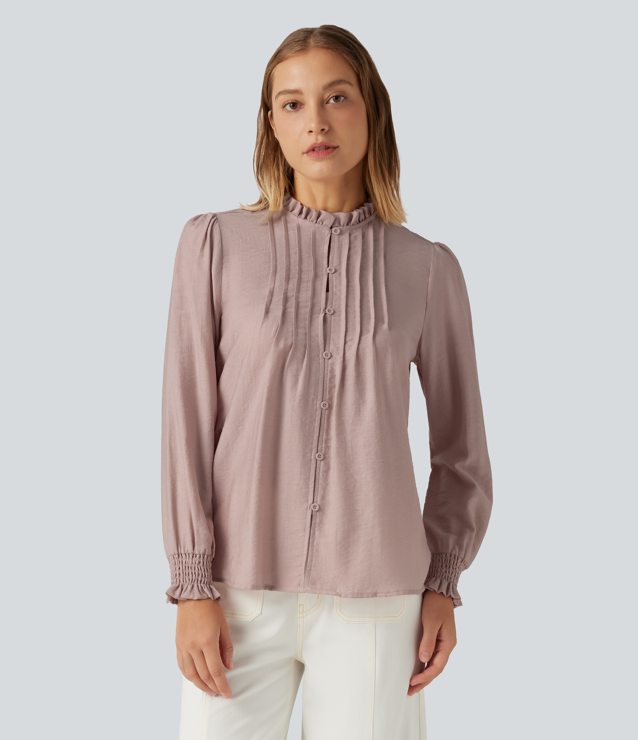 Fawn Plissierte Büro-Bluse mit Stehkragen, langen Puffärmeln und Rüschen / 2