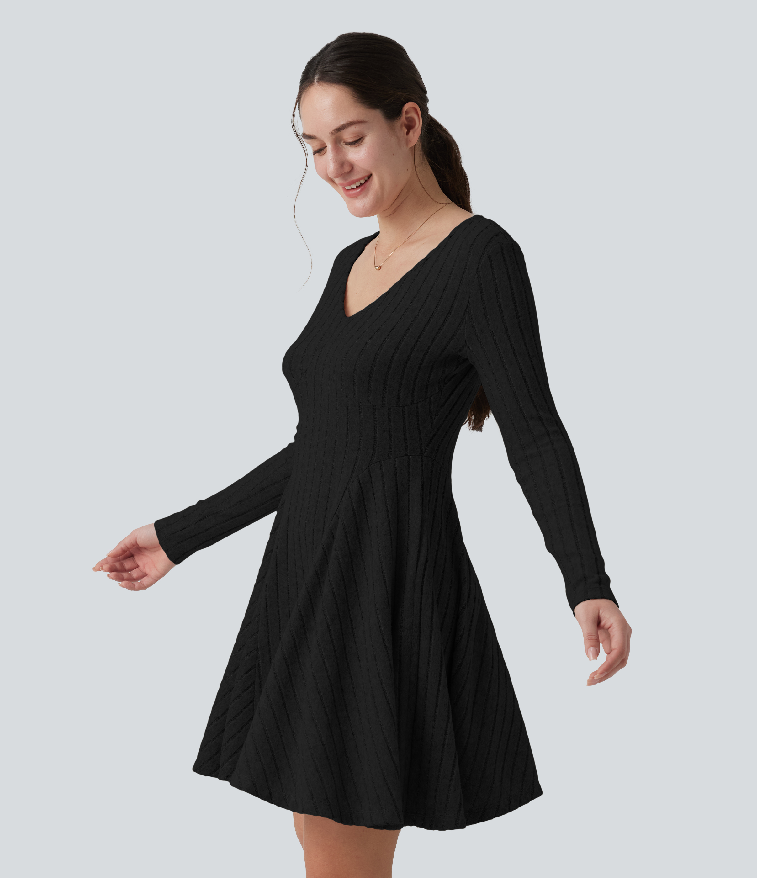 Robe mini évasée en maille côtelée à encolure en V, manches longues et poches