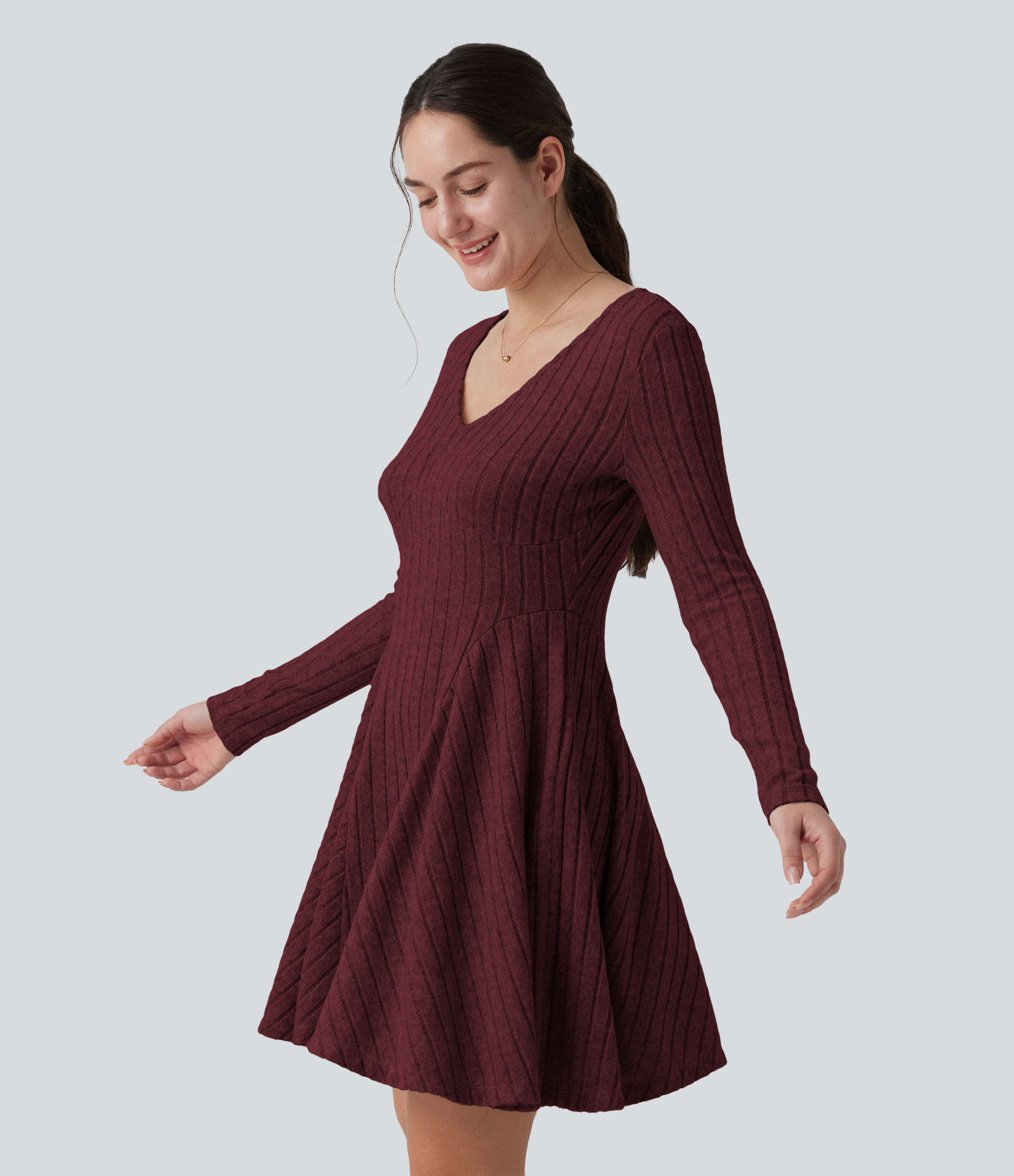 Robe mini évasée en maille côtelée à encolure en V, manches longues et poches