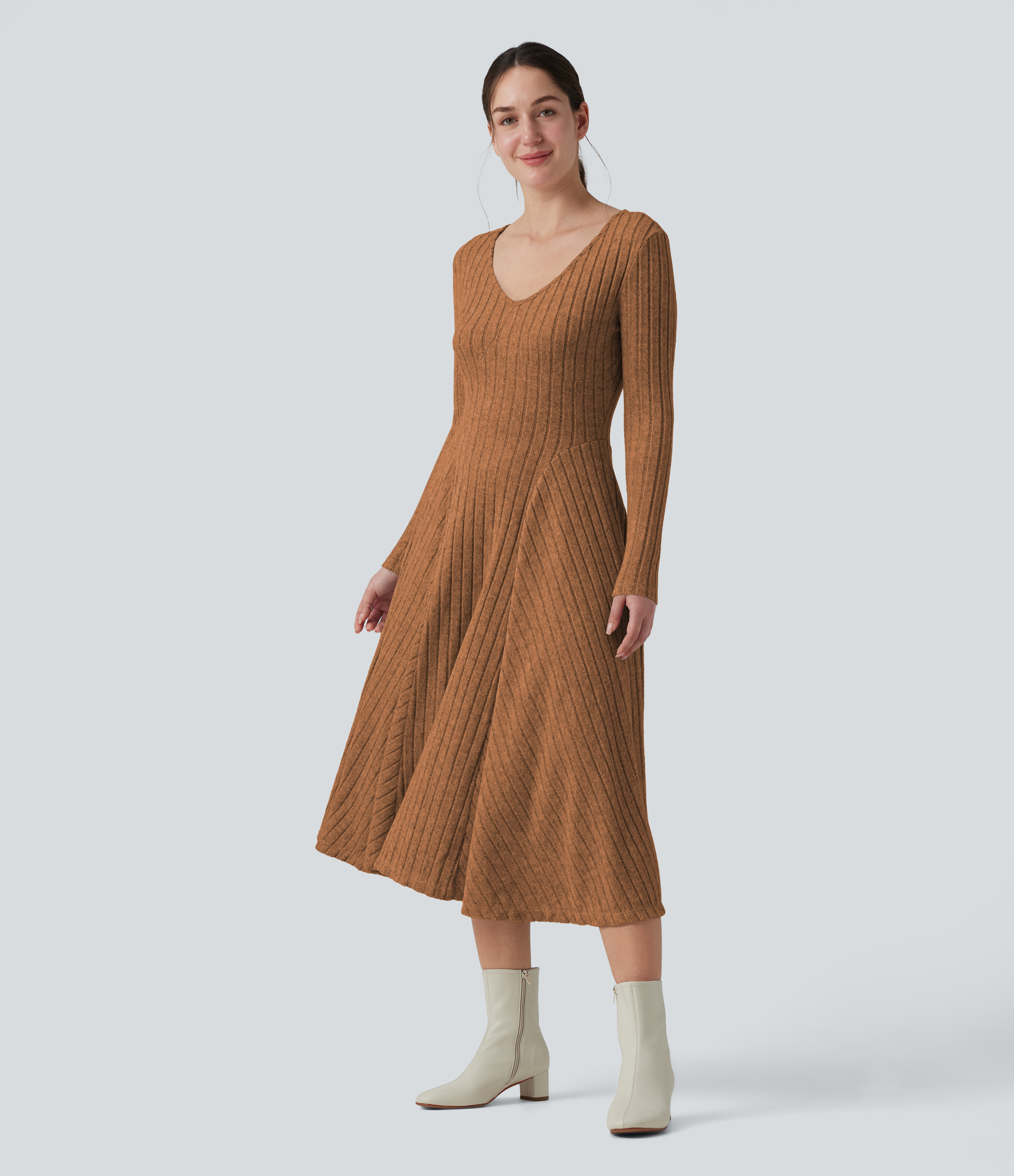 Robe midi évasée en maille côtelée à encolure en V, manches longues et poches