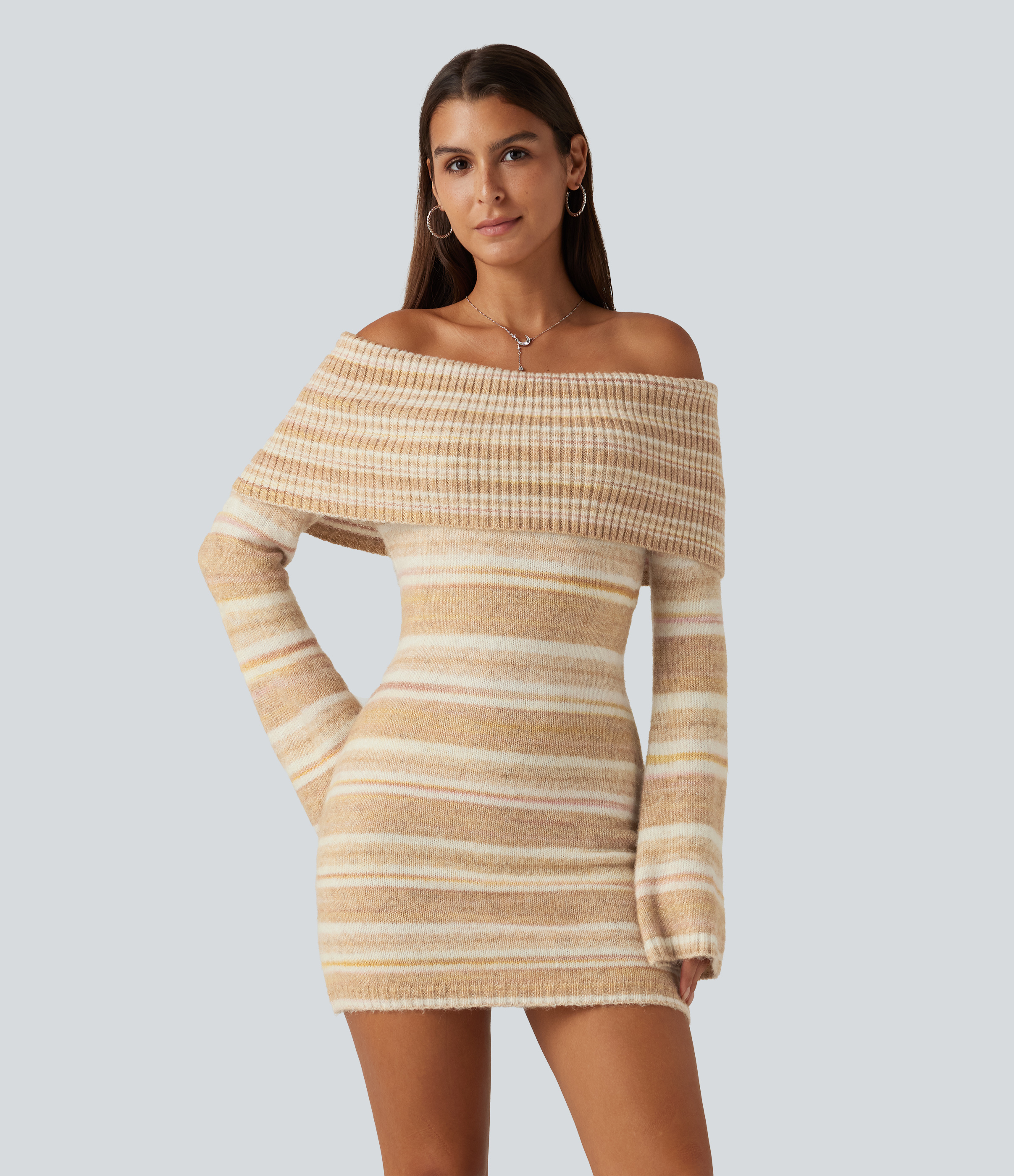 Robe pull mini moulante à épaules dénudées et manches longues à volants