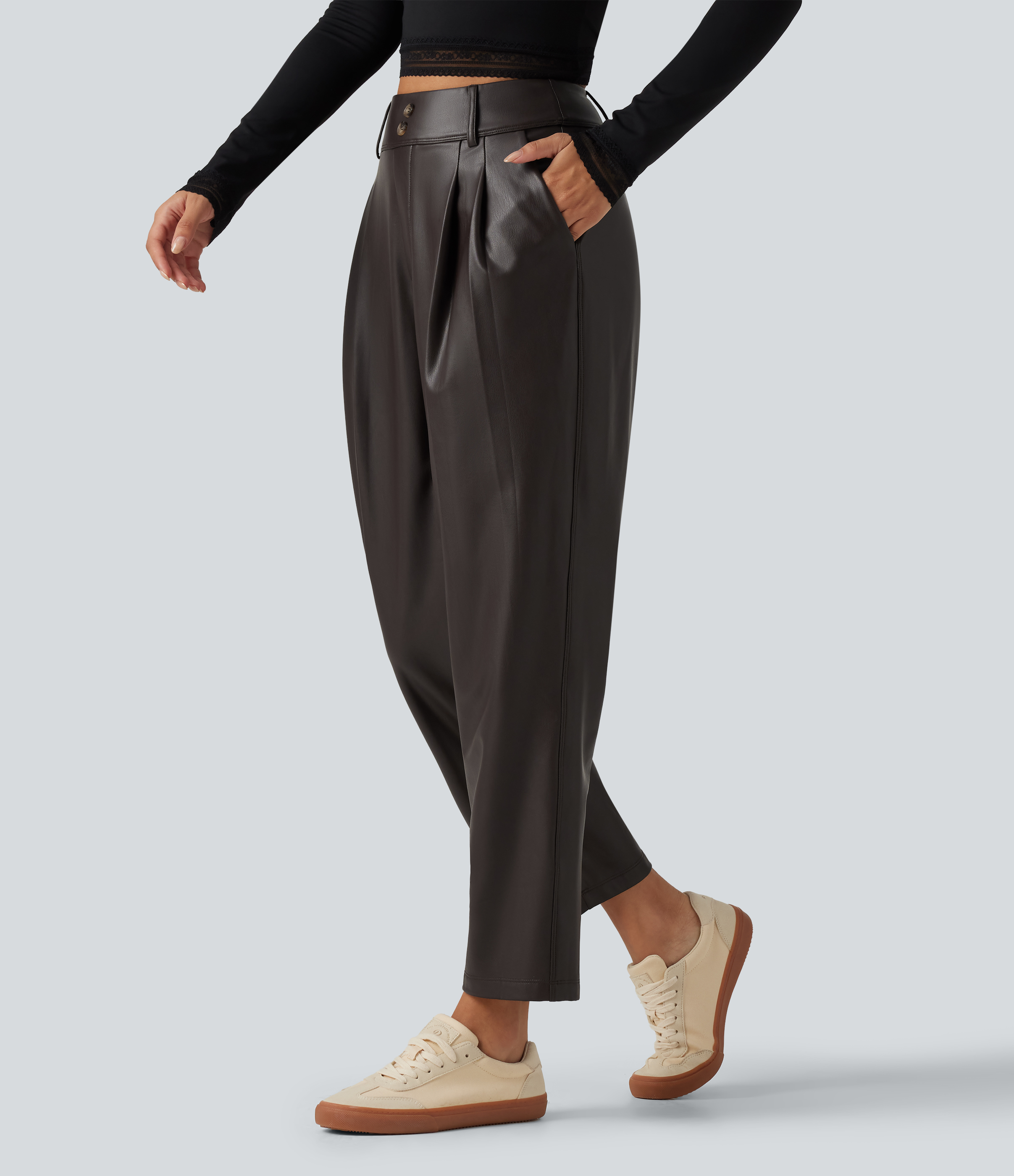 Schmal zulaufende Hose aus elastischem Kunstleder mit hohem Bund und Gesäßtaschen
