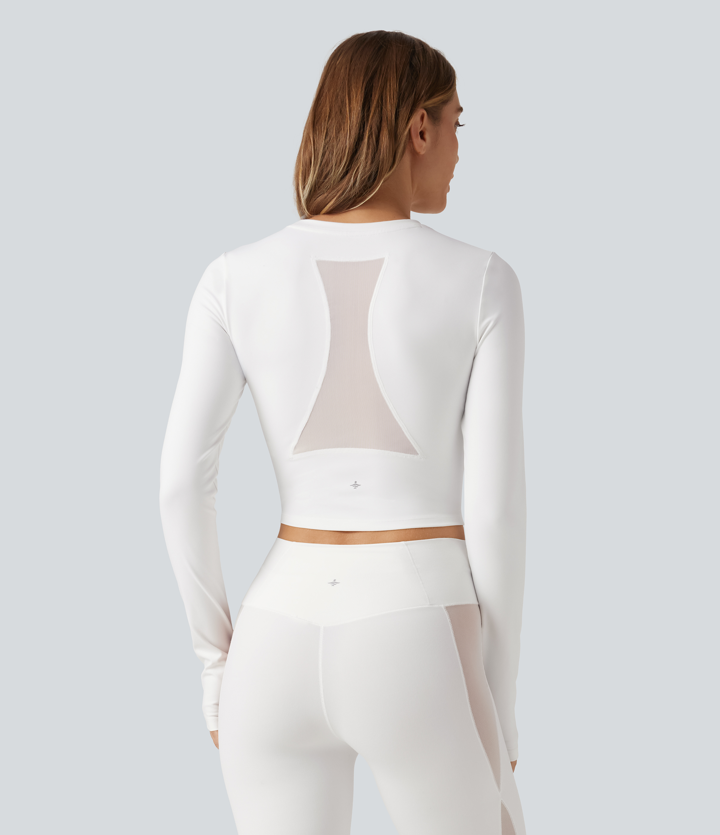 Blanco SoftlyZero™ Plush top deportivo para yoga de manga larga con cuello redondo, malla a contraste y orificio para el pulgar / 2