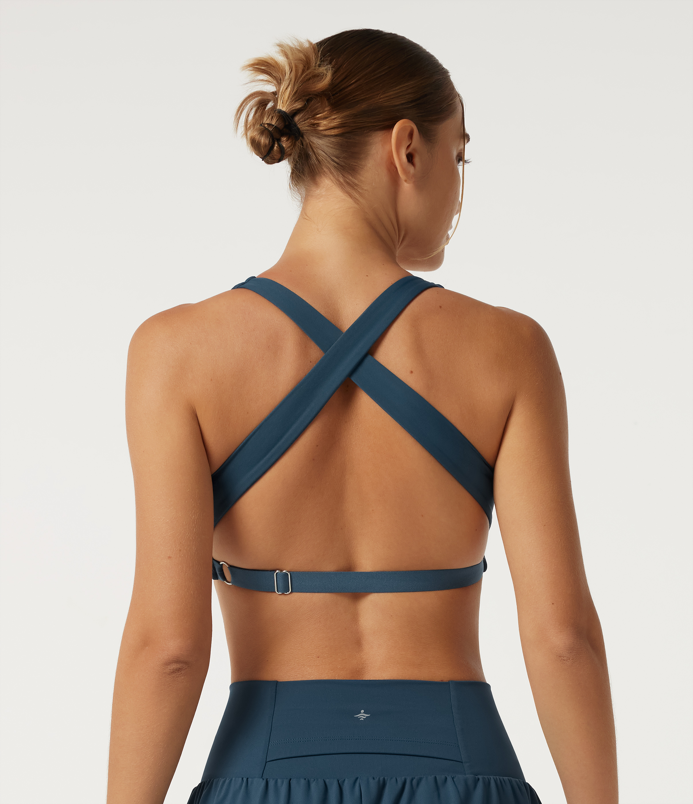 Majolica Blue SoftlyZero InstantCool — top de sport pour yoga, soutien léger et aéré, encolure en cœur, soutien‑gorge intégré à fronces / 2