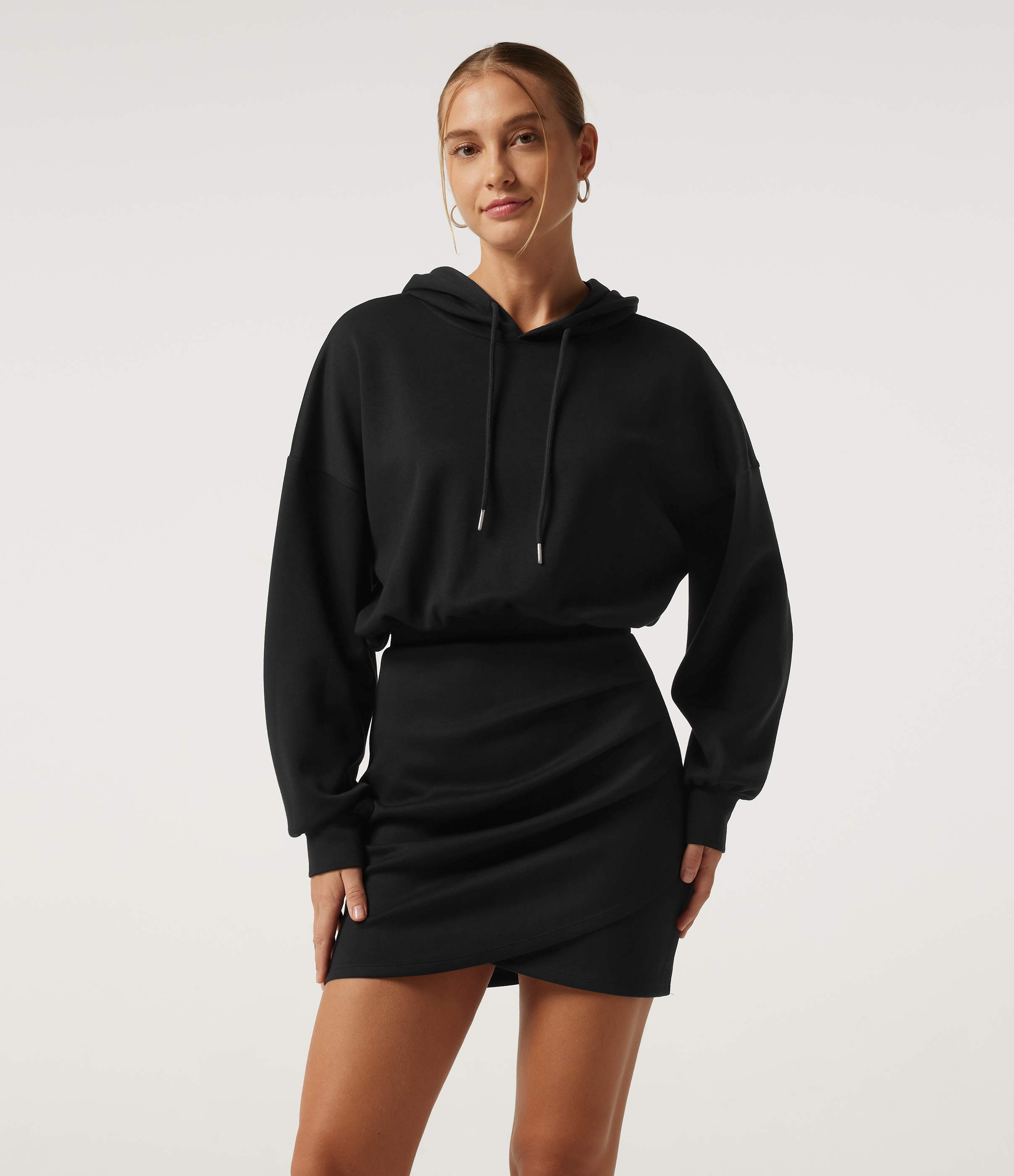 Robe mini à capuche, manches longues, fronces et ourlet arrondi