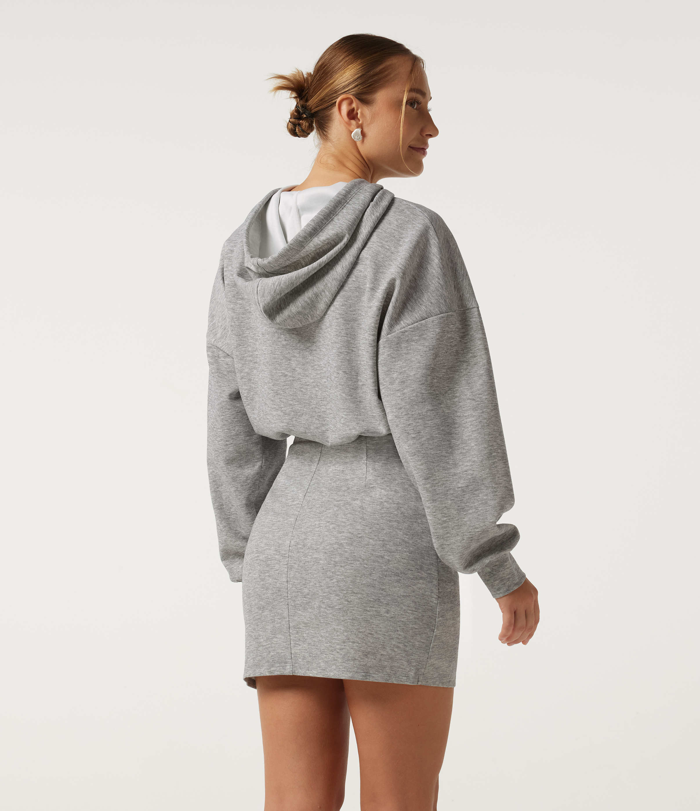 Fog Gray Robe mini décontractée à capuche, manches longues, détails froncés et ourlet arrondi / 2