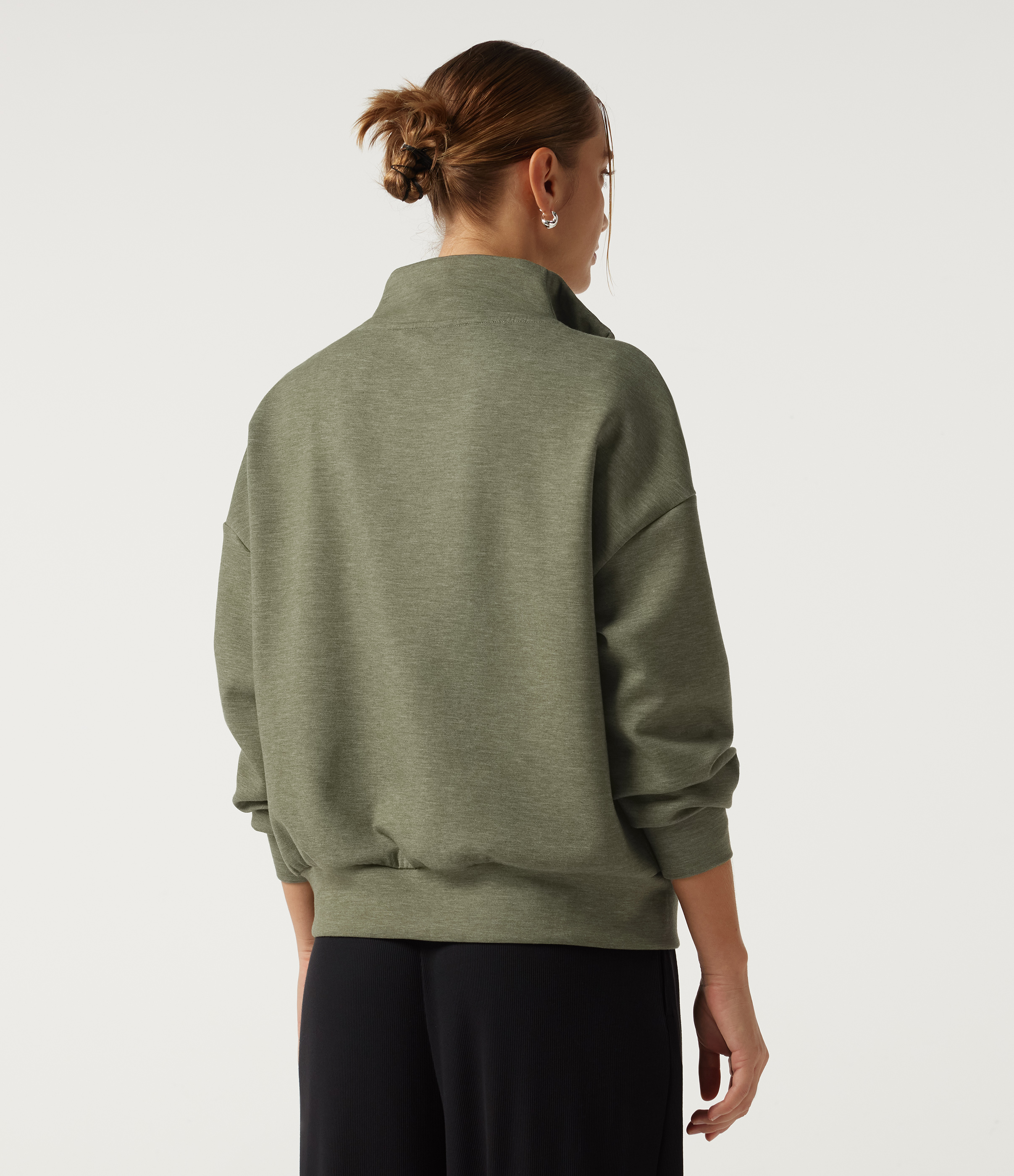 Celery Leaf Green Lässiges Sweatshirt mit Stehkragen, halbem Reißverschluss, überschnittenen Schultern und langen Ärmeln / 2