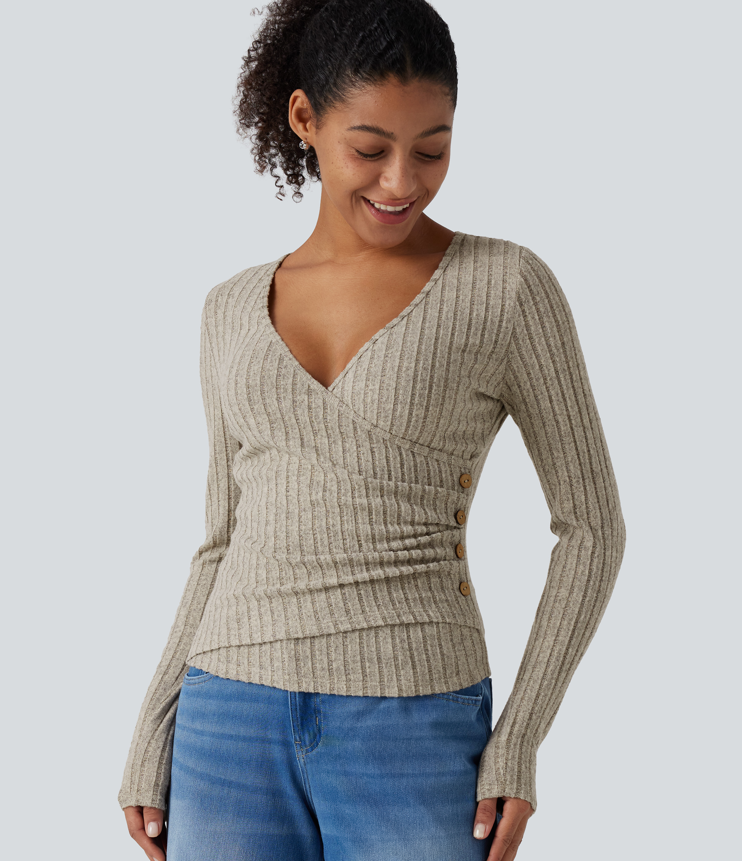 Lässiges, gerafftes Top aus geripptem Strick mit V-Ausschnitt, langen Ärmeln und asymmetrischem Wickeldesign - slim fit