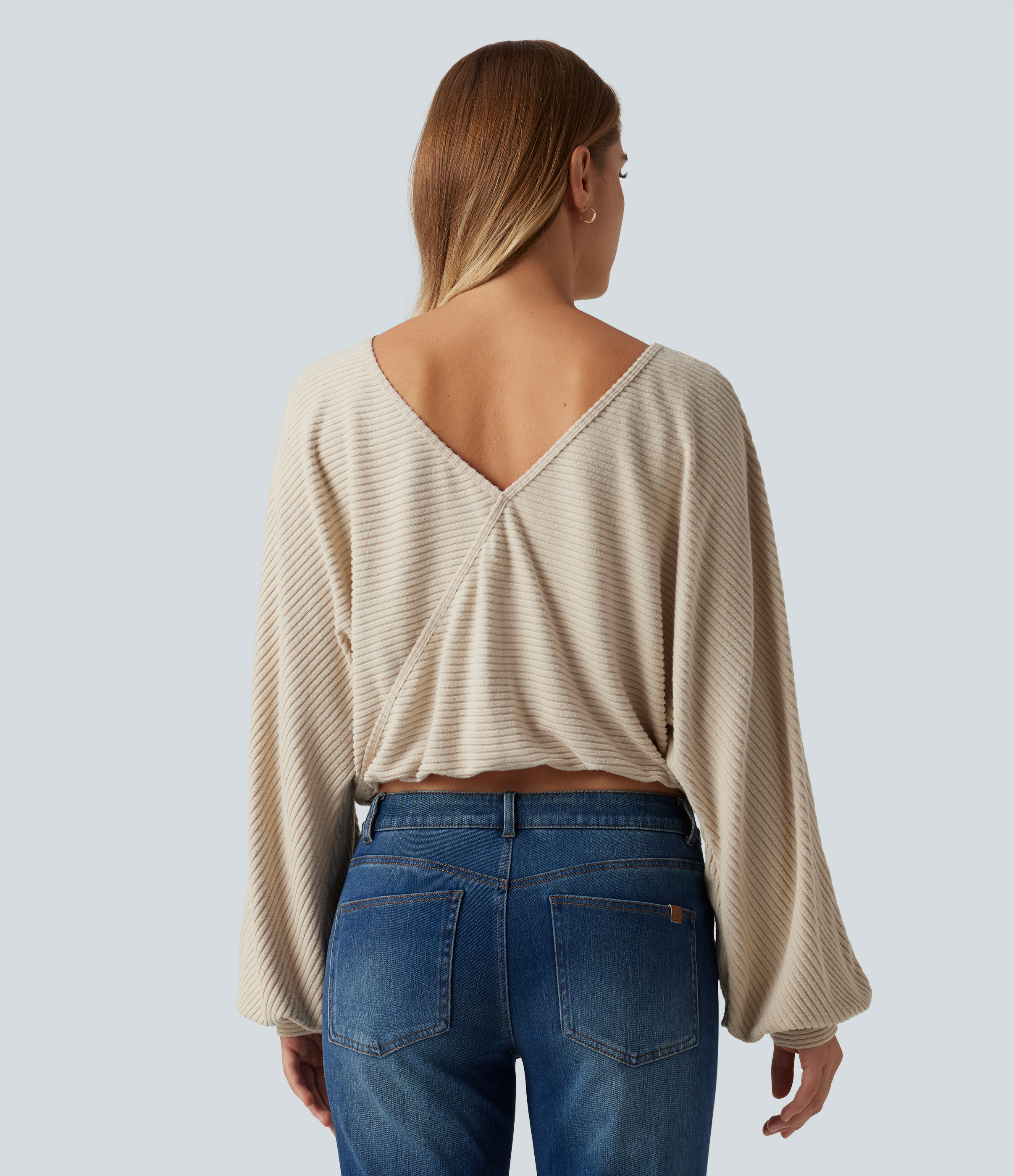 Whipped Taupe Lässiges Top aus geripptem Strick mit U-Boot-Ausschnitt, langen Ärmeln und V-Ausschnitt hinten / 2