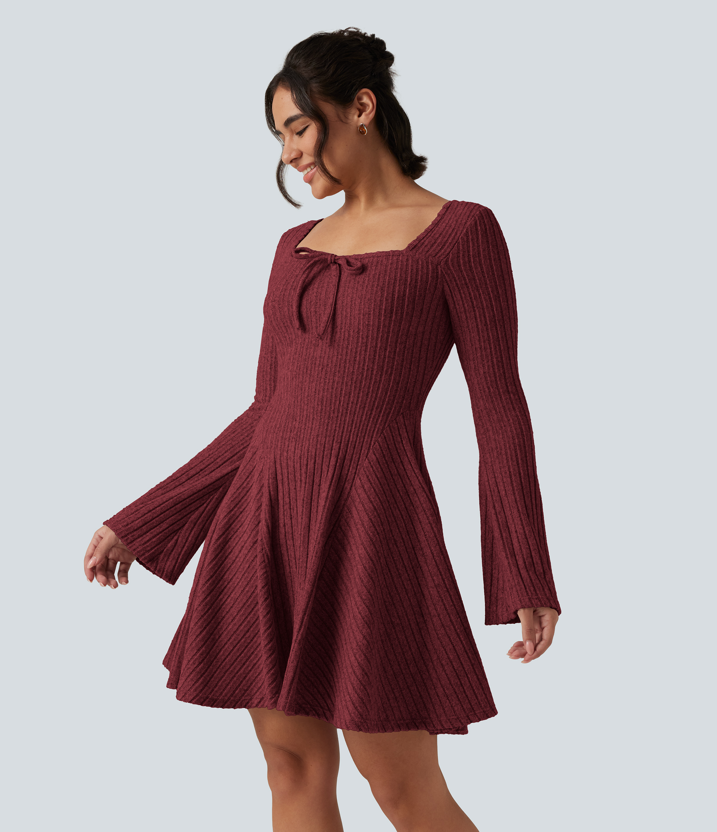 Robe mini flare en maille côtelée à encolure carrée, manches longues à volants et nœud décoratif