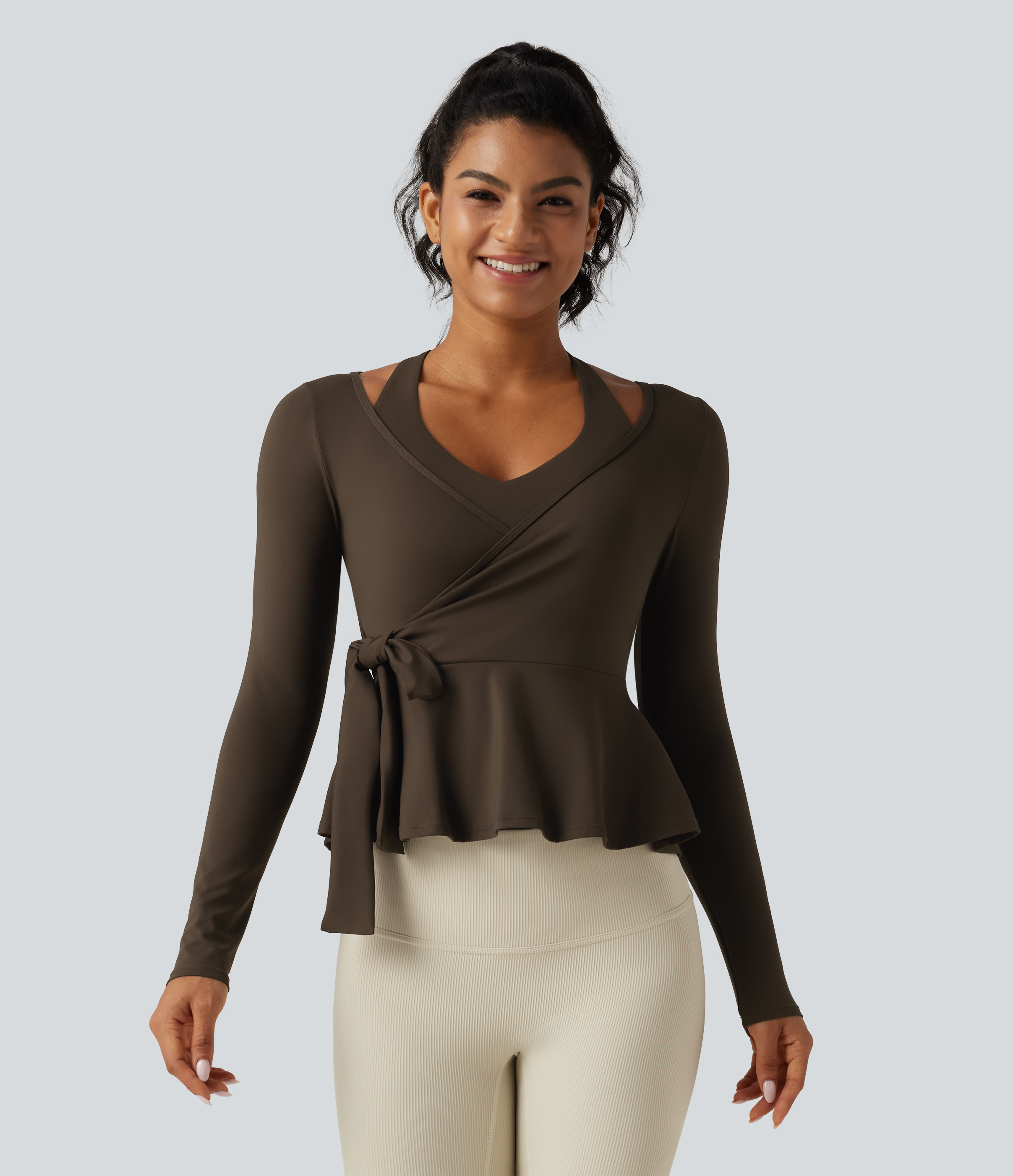Chocolate Martini SoftlyZero™ ligero y transpirable, con efecto de enfriamiento instantáneo, top deportivo para yoga 2 en 1 con escote en V profundo, lazo lateral, espalda descubierta, dobladillo con volantes y manga larga. / 2