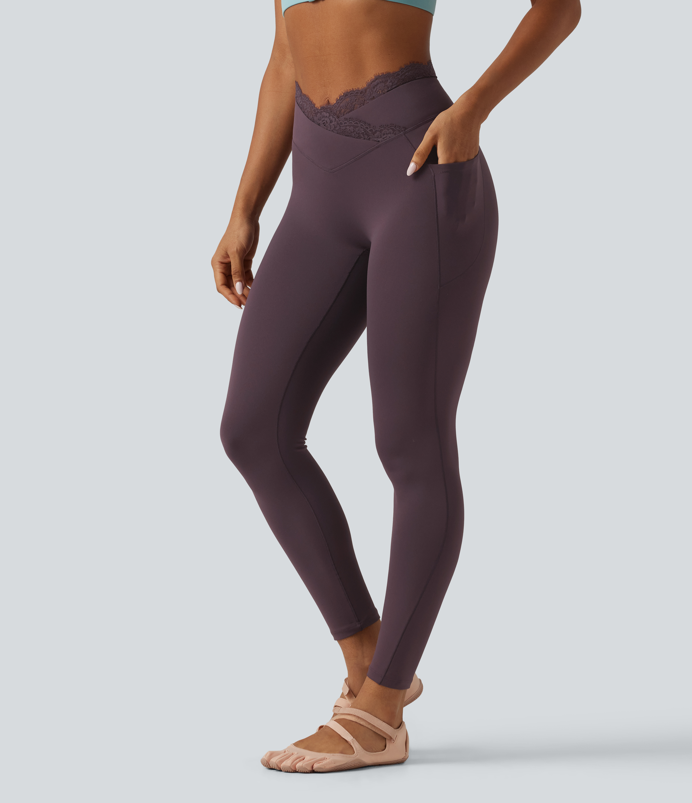 SoftlyZero™ Yoga-Leggings mit hohem, überkreuztem Bund, kontrastierender Spitze und Taschen