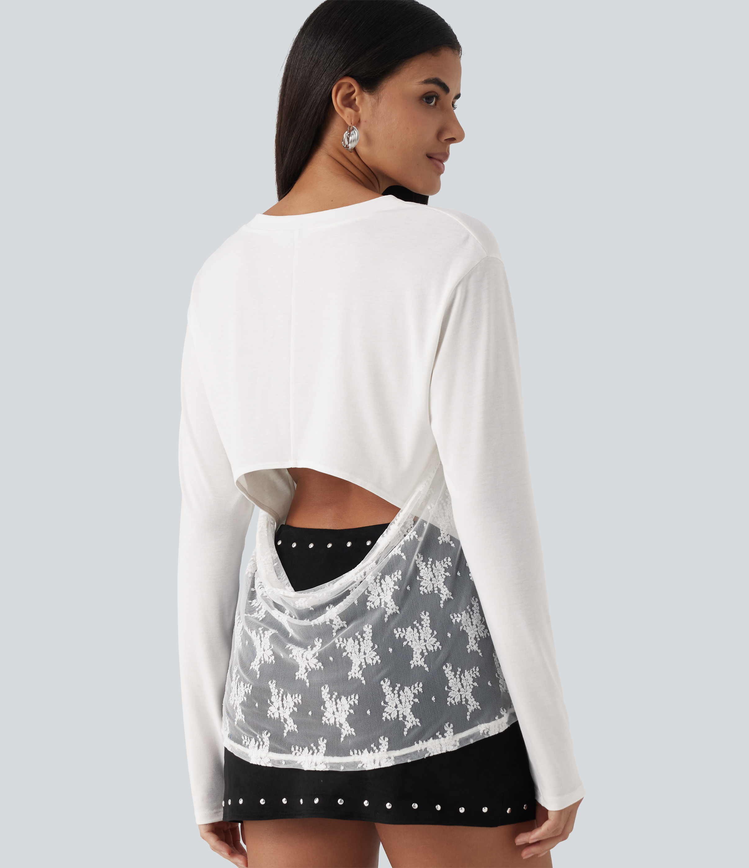 Camiseta casual con escote en V, mangas largas, espalda recortada y encaje en contraste