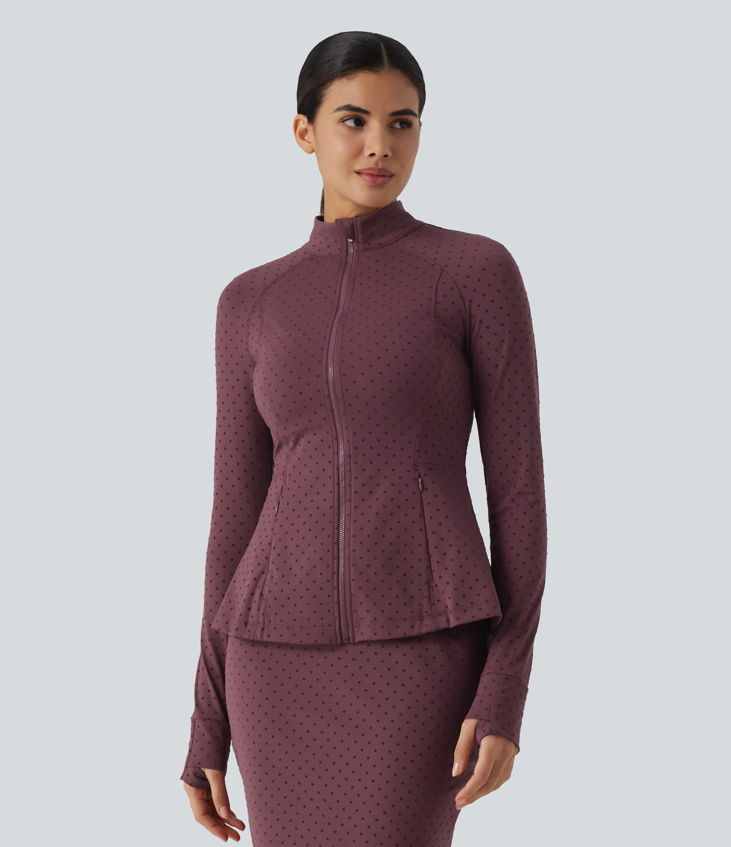 Syrah Red Dot Yogajacke mit Stehkragen, Seitentaschen, langen Ärmeln, Daumenlöchern und Polka-Dots / 2
