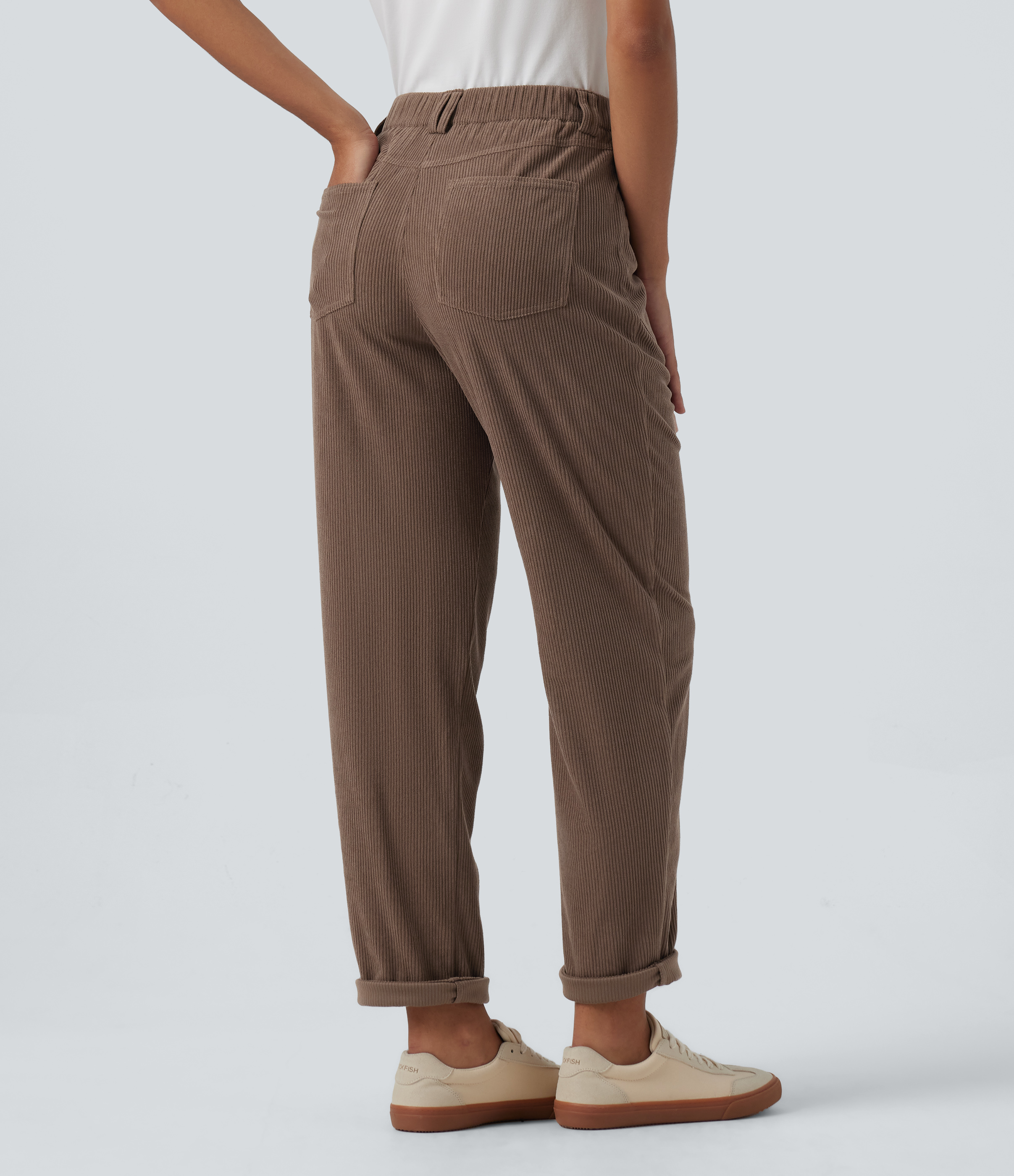 Acorn Lässige, schmal zulaufende Cordhose mit mittelhohem Bund und mehreren Taschen / 2