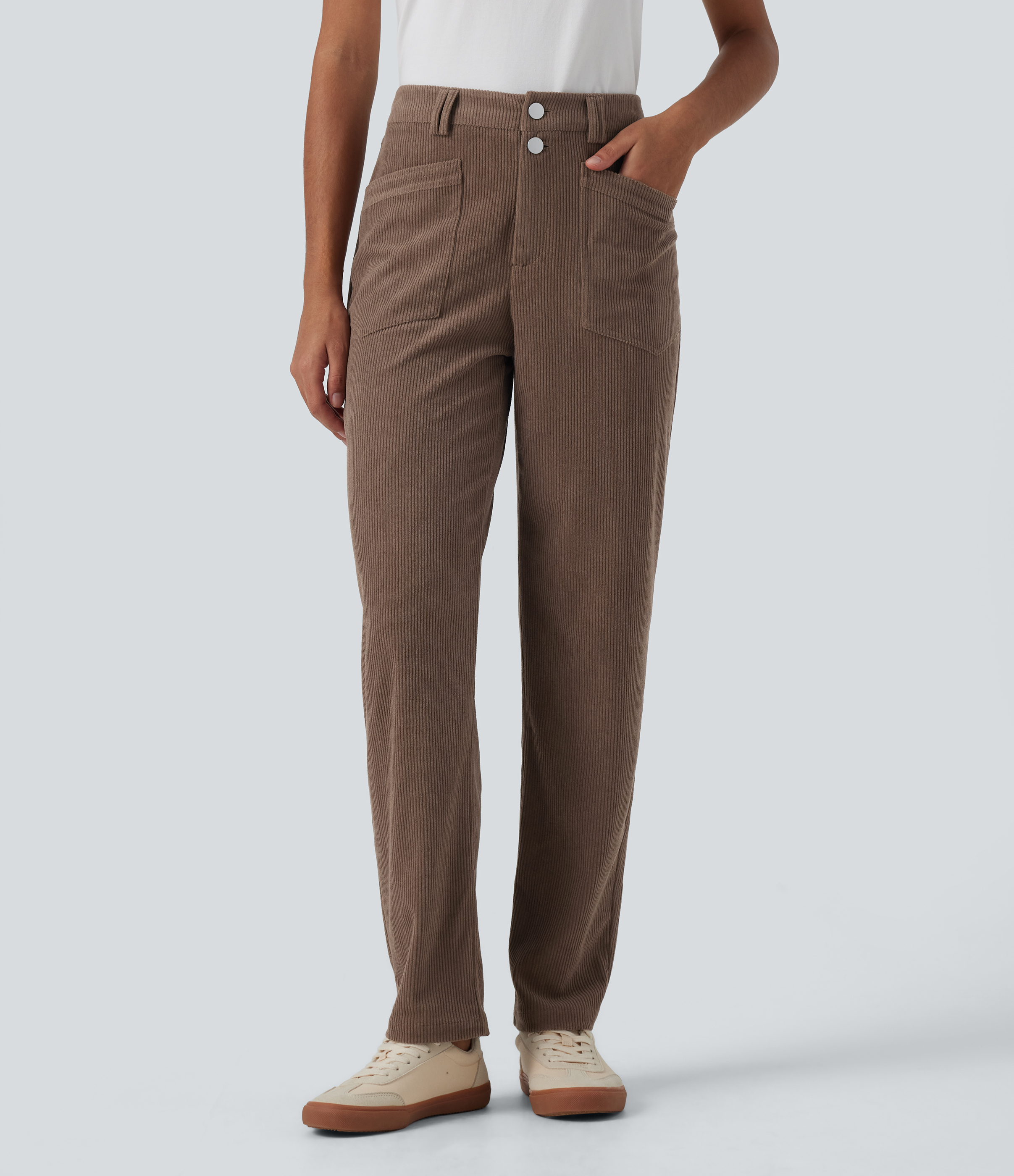 Acorn Lässige, schmal zulaufende Cordhose mit mittelhohem Bund und mehreren Taschen / 1