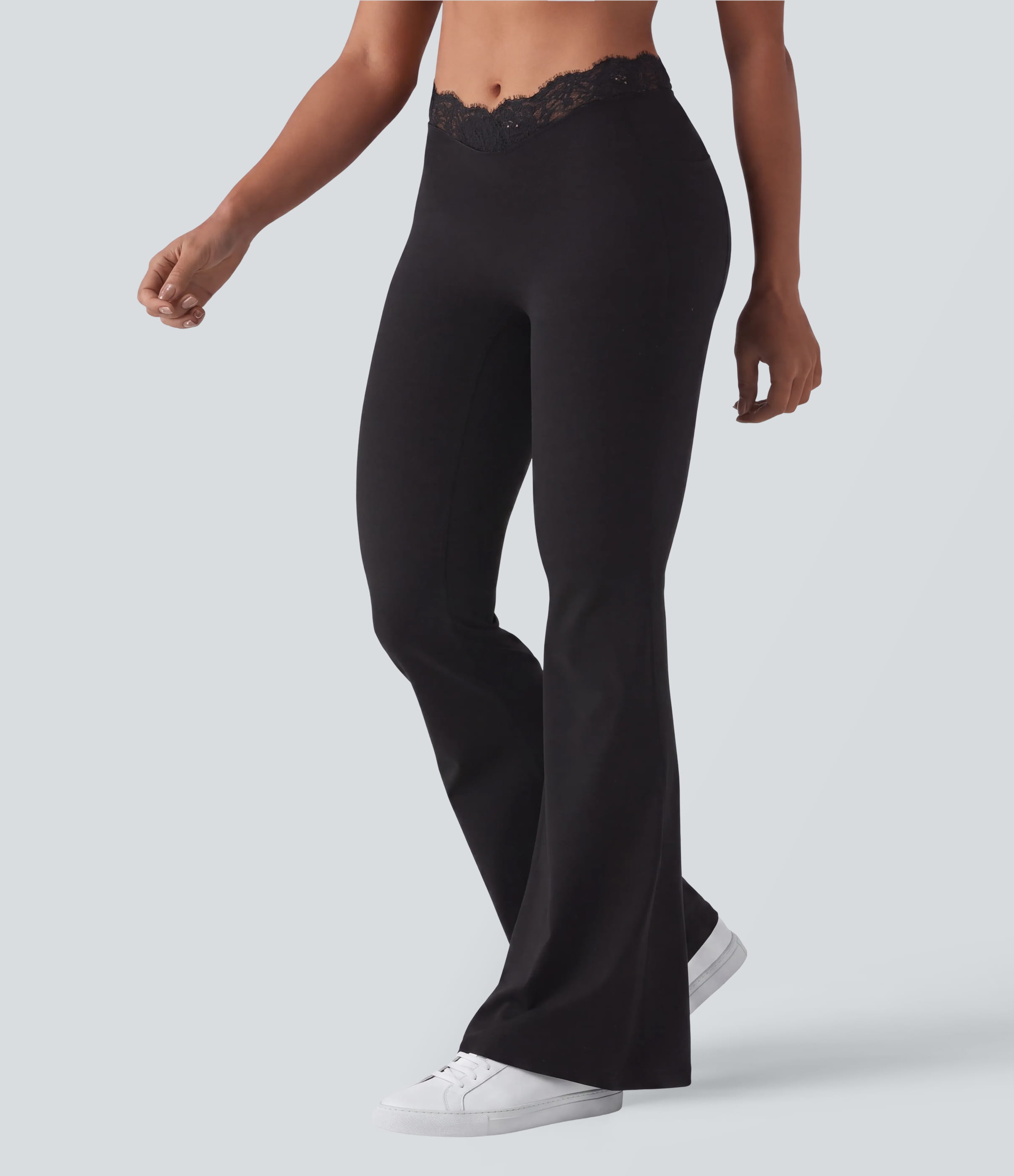 Schwarz Halara UltraSculpt™ V-förmige, hoch geschnittene Flare-Yoga-Leggings mit kontrastierender Spitze und Taschen / 1