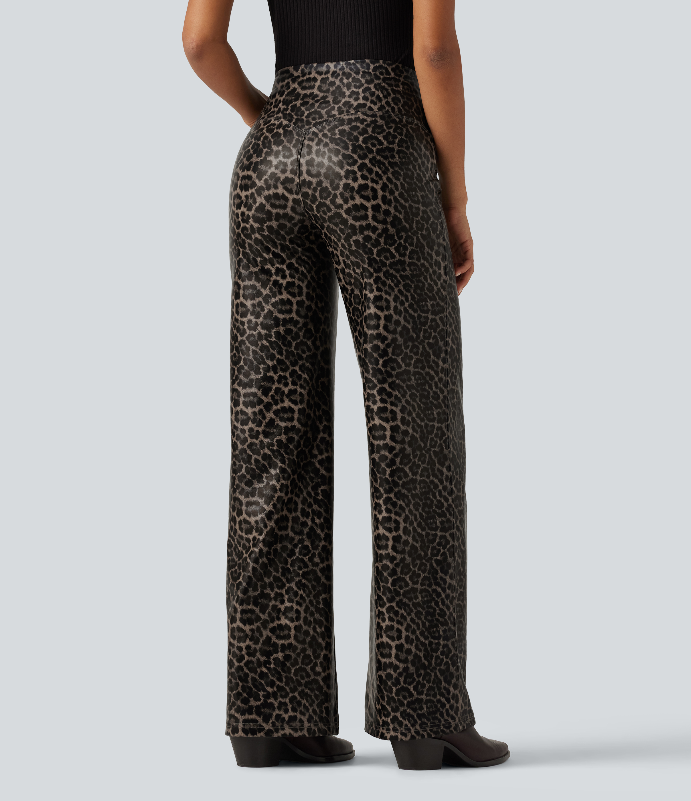 Cozy Feline Hoch taillierte, dehnbare Hose aus PU-Kunstleder mit Leopardenmuster, ausgestellten Beinen und Taschen. / 2