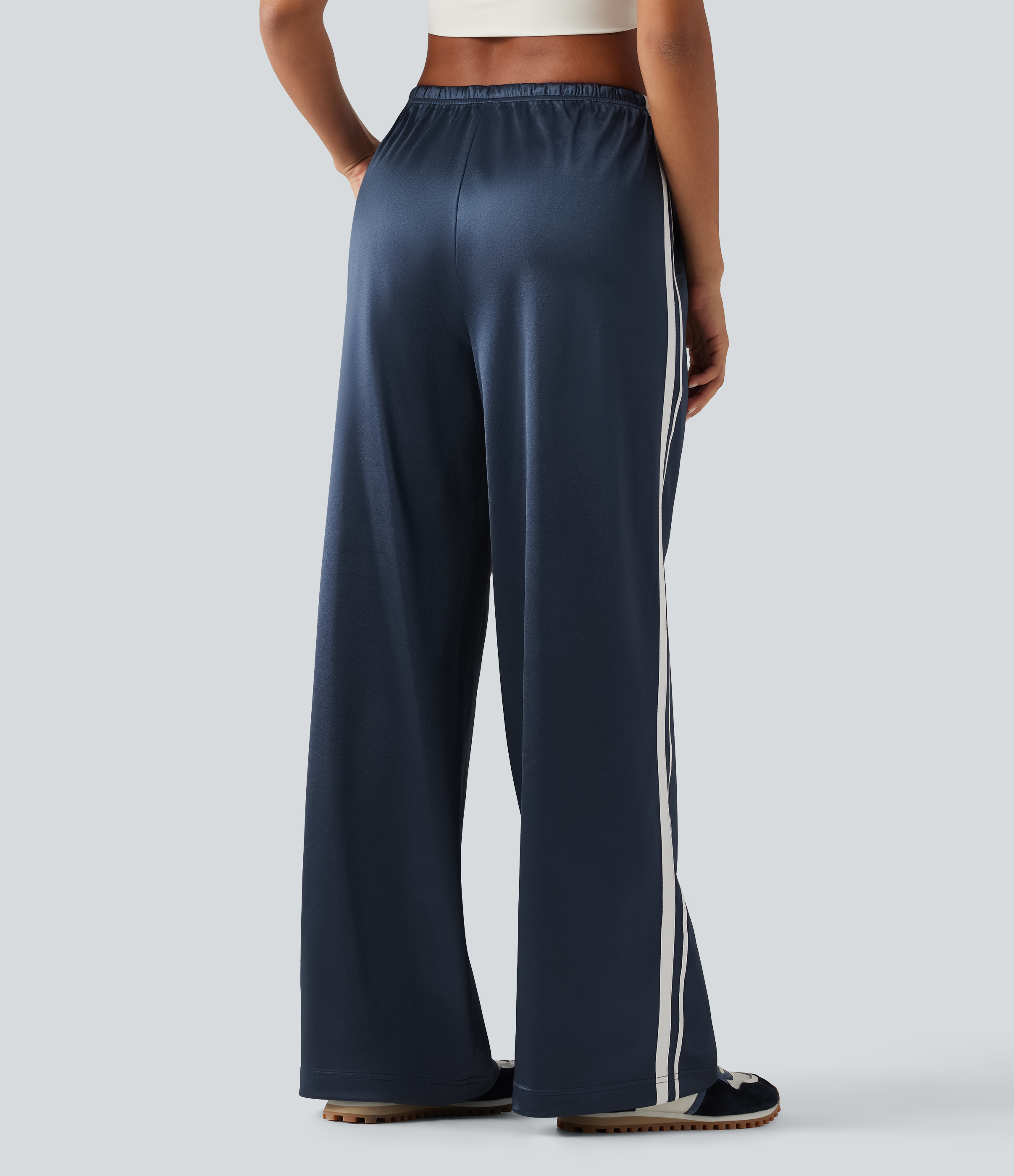 Oceana Pantaloni casual a vita media con coulisse, bande laterali in raso, gamba larga e tasche / 2