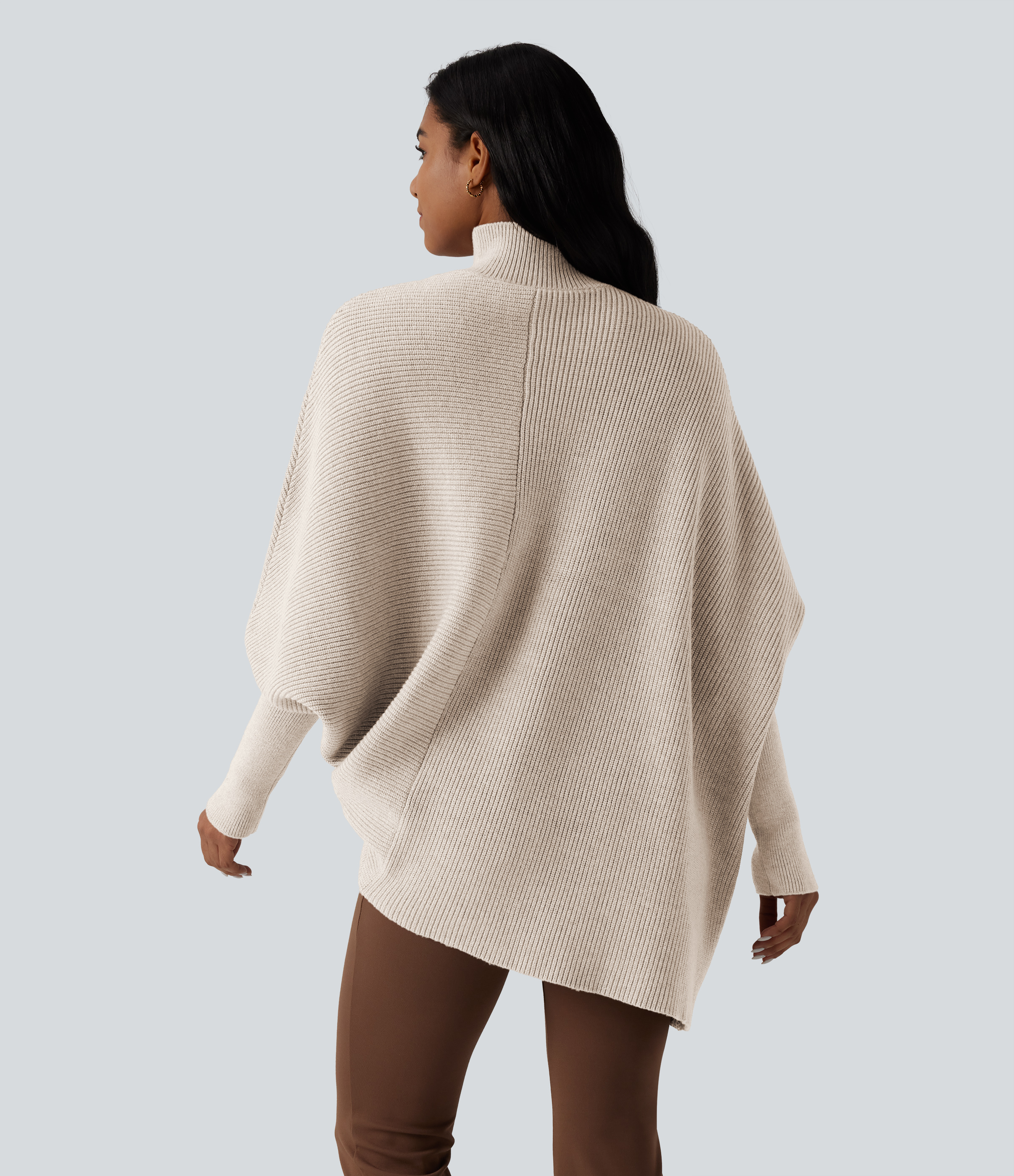 Oatmilk Beige Arbeitspullover mit hochgeschlossenem Kragen, Fledermausärmeln und asymmetrischem Saum / 2