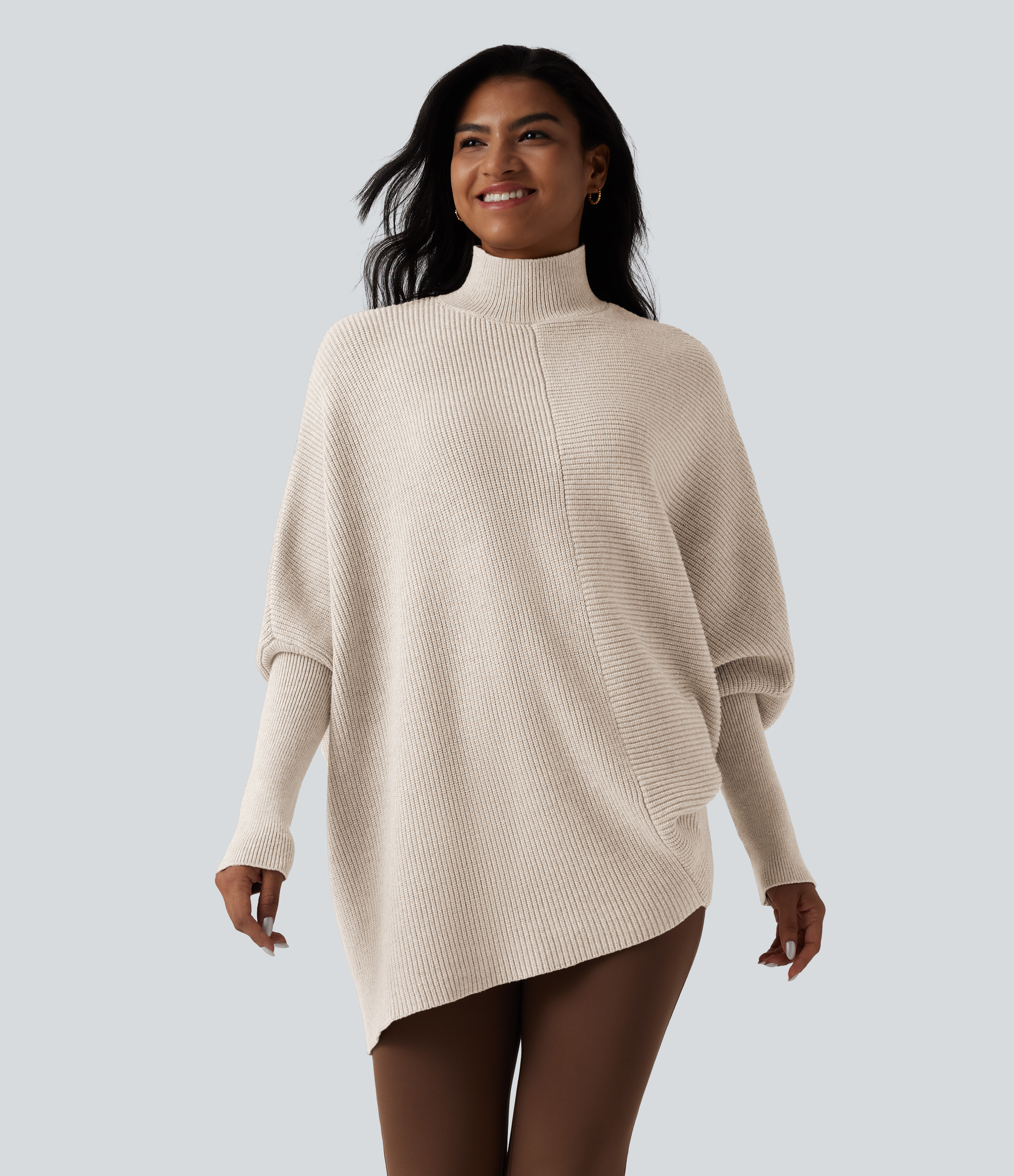 Oatmilk Beige Arbeitspullover mit hochgeschlossenem Kragen, Fledermausärmeln und asymmetrischem Saum / 1
