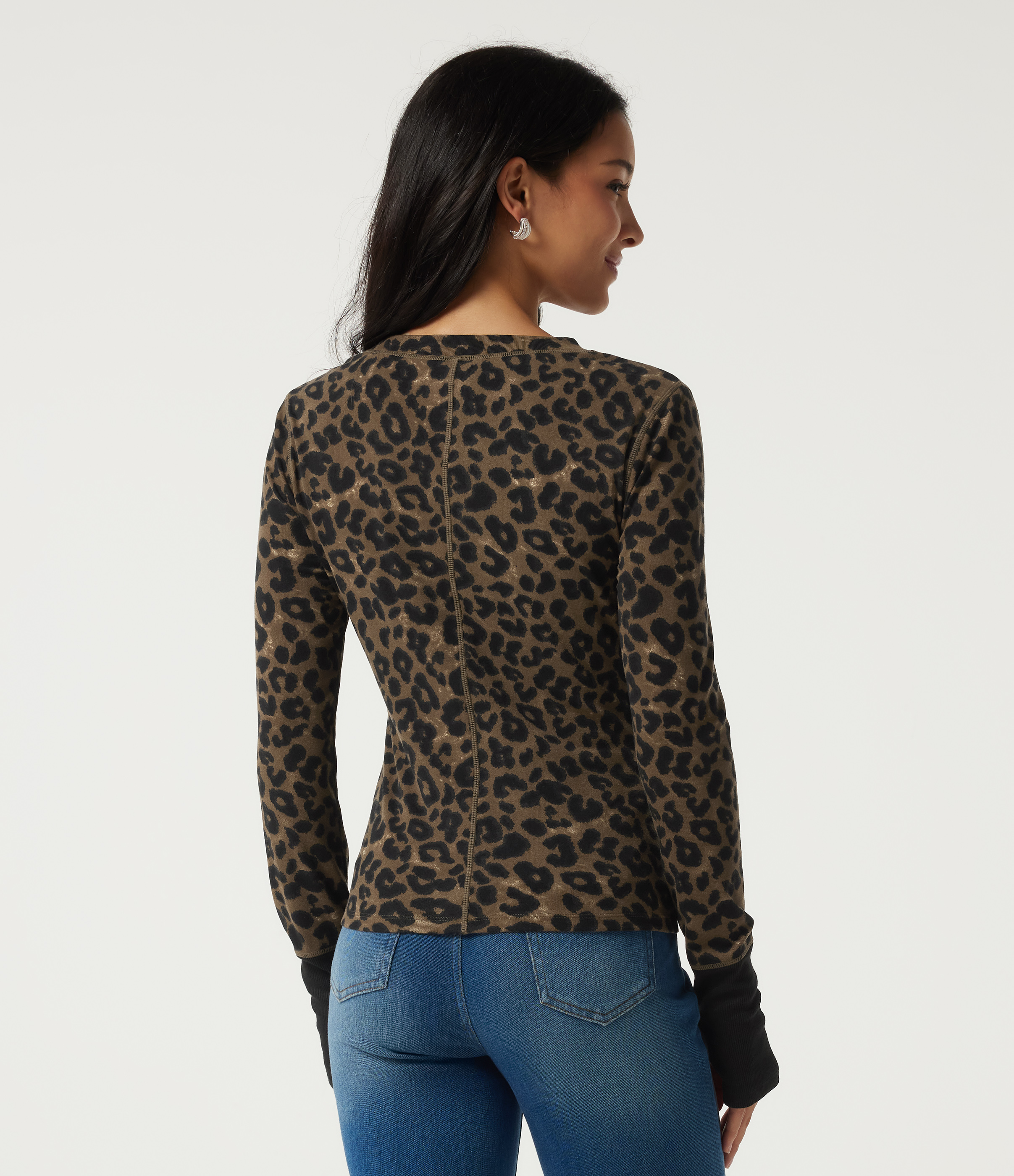 Hazel Prowl Hversdagsleg langermabolur með hringhálsi, leopardamynstri og þumalgötum / 2