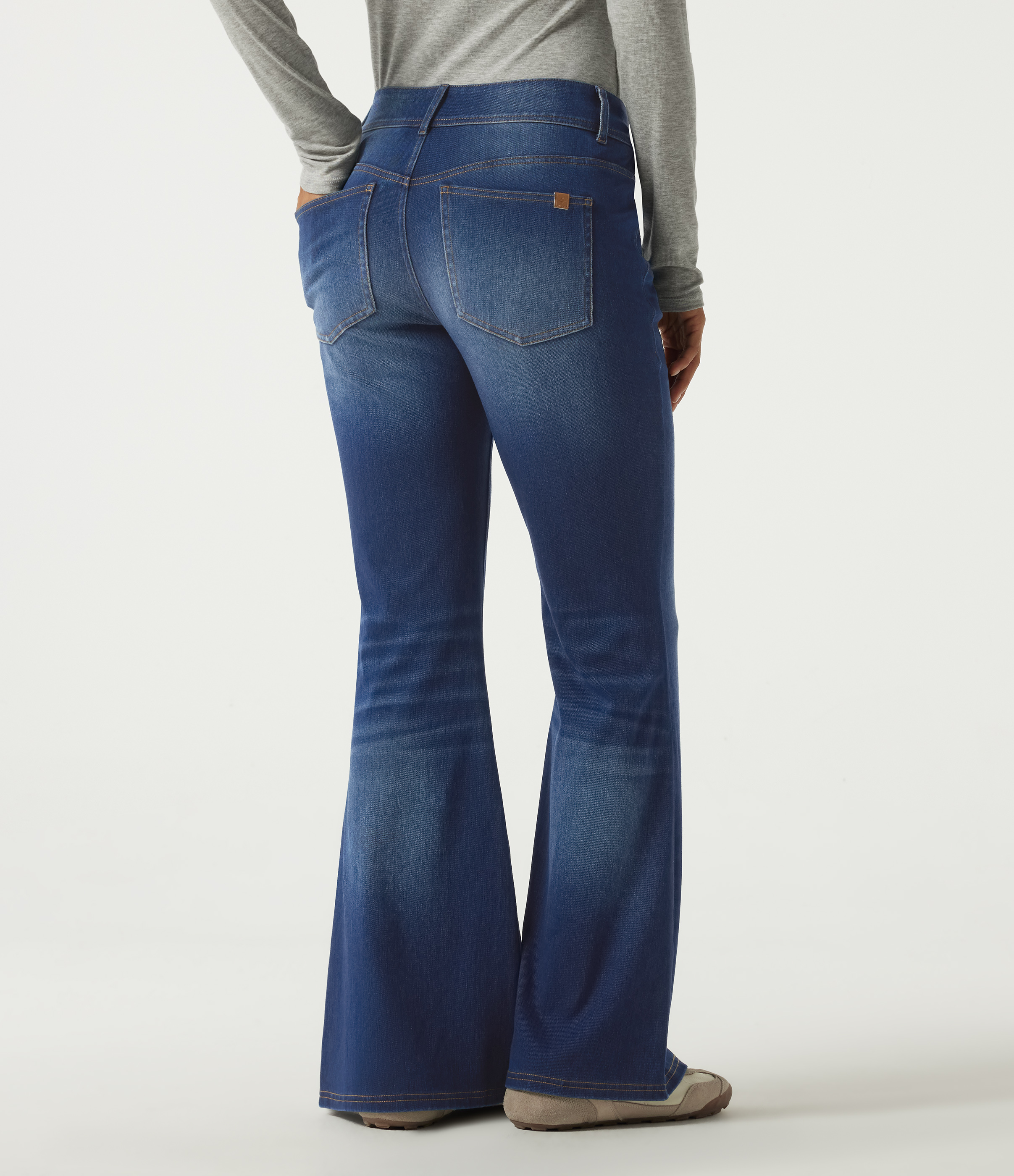 Estate Blue Denim Halara Flex™ - Lässige Flare-Jeans mit mittelhohem Bund und mehreren Taschen / 2