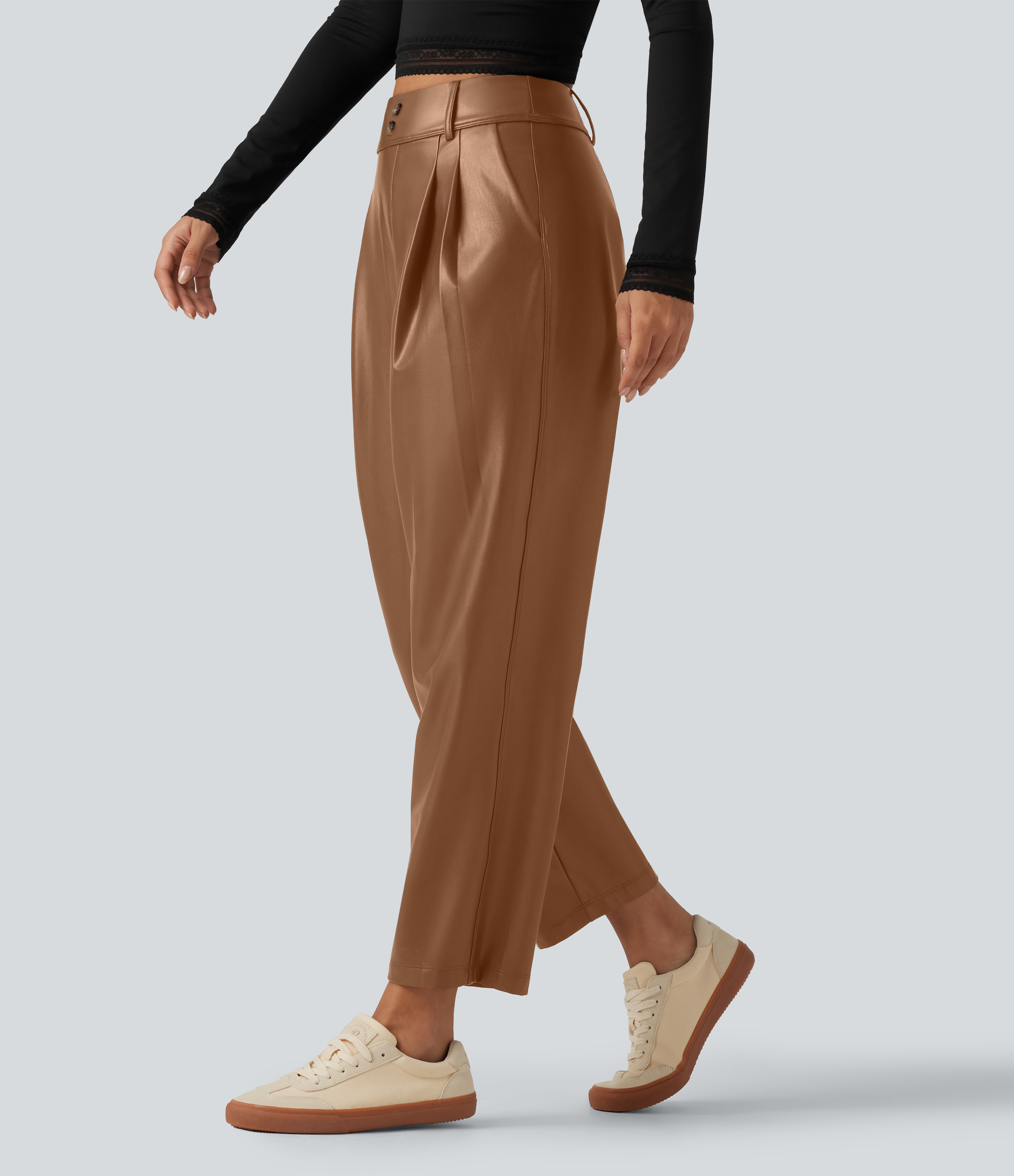 Schmal zulaufende Hose aus elastischem Kunstleder mit hohem Bund und Gesäßtaschen