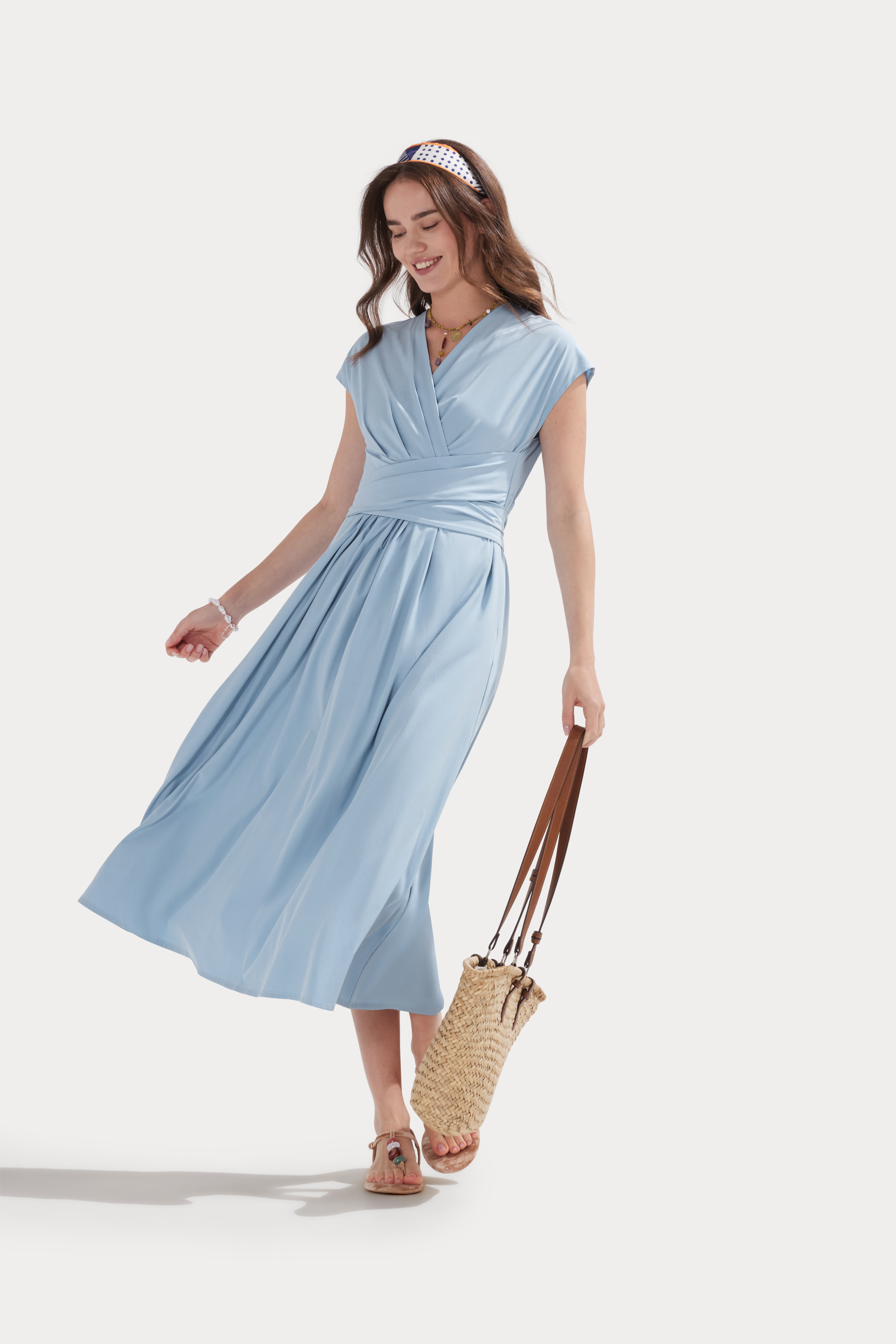 Stone Blue Breezeful™ Kurzärmliges Midi-Freizeitkleid mit V-Ausschnitt, Seitentaschen und Bindeband hinten - schnelltrocknend / 2