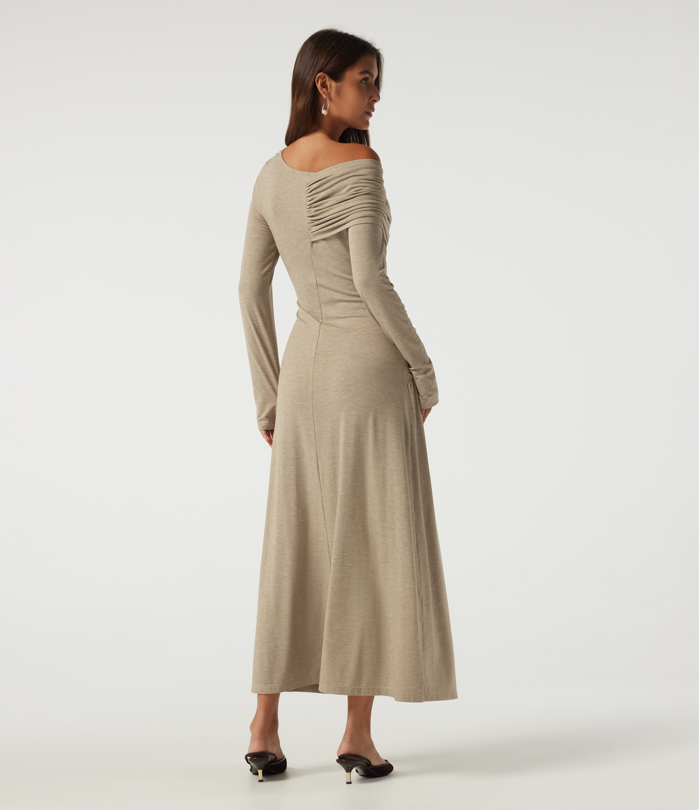 Khaki Floral Yarn Ein-axlaður, rynktur A-laga maxi-kjóll fyrir hvern dag með þumalgötum. / 2