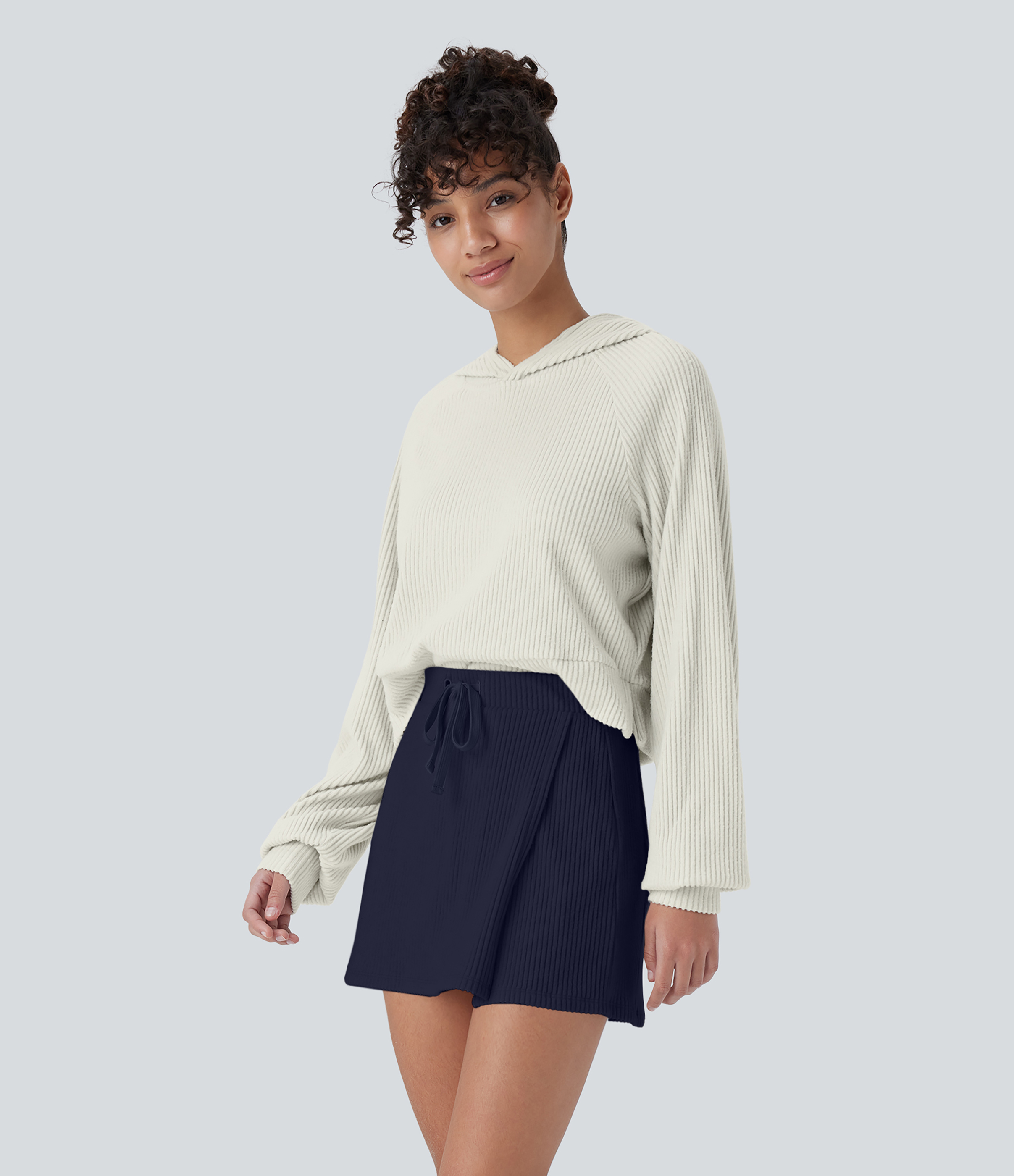 Maritime Blue Mini-jupe décontractée 2 en 1 en maille côtelée — taille mi-haute, cordon de serrage et poches / 1