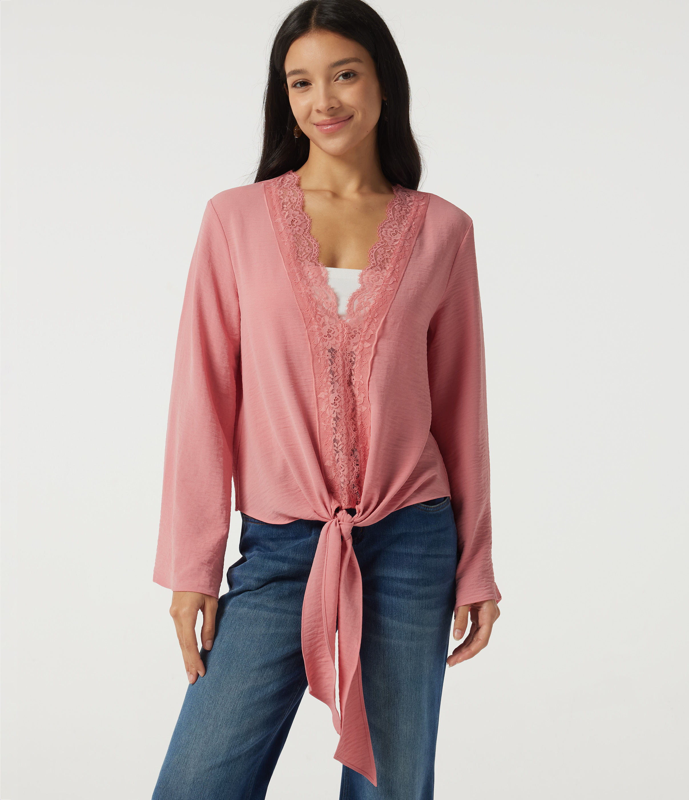 Blouse de villégiature à décolleté plongeant en V, manches longues à volants, nouée sur le devant et agrémentée de dentelle contrastante