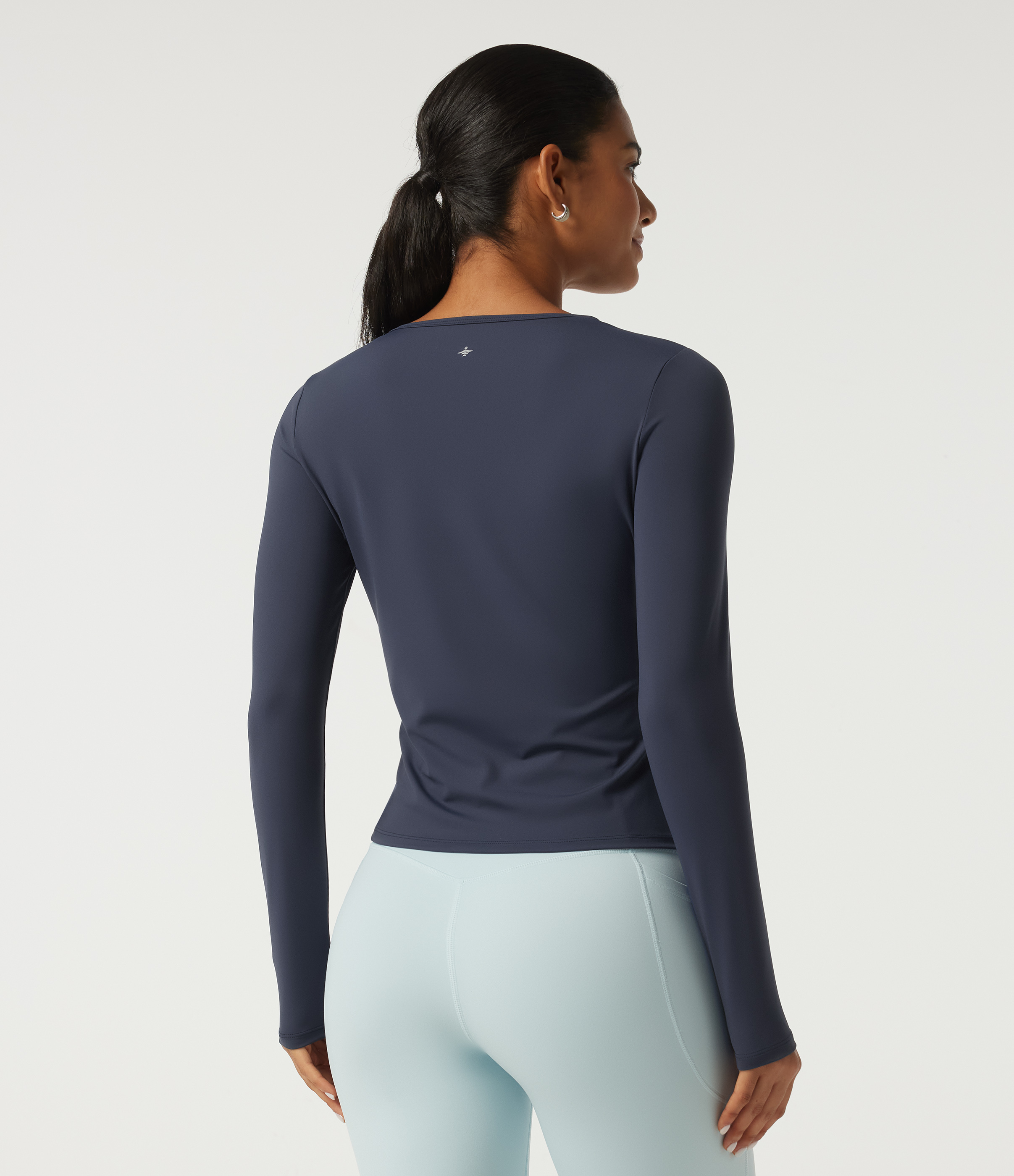 Mood Indigo SoftlyZero™ luftig yoga- og sportstop med rund hals, lange ærmer og rynkede detaljer, med InstantCool / 2