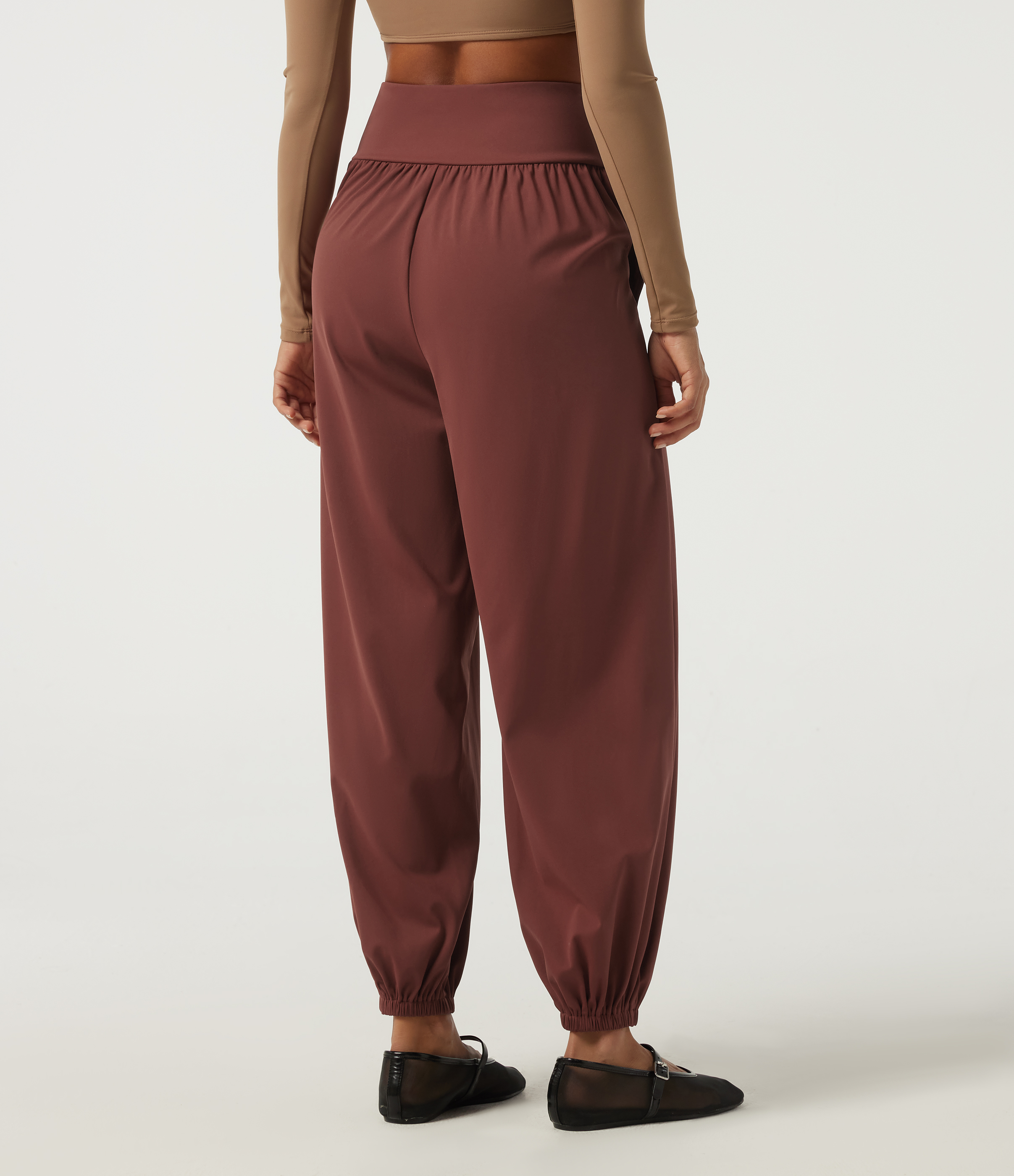 Madder Brown SoftlyZero™ Airy — pantalon décontracté taille haute, froncé, avec poches / 2