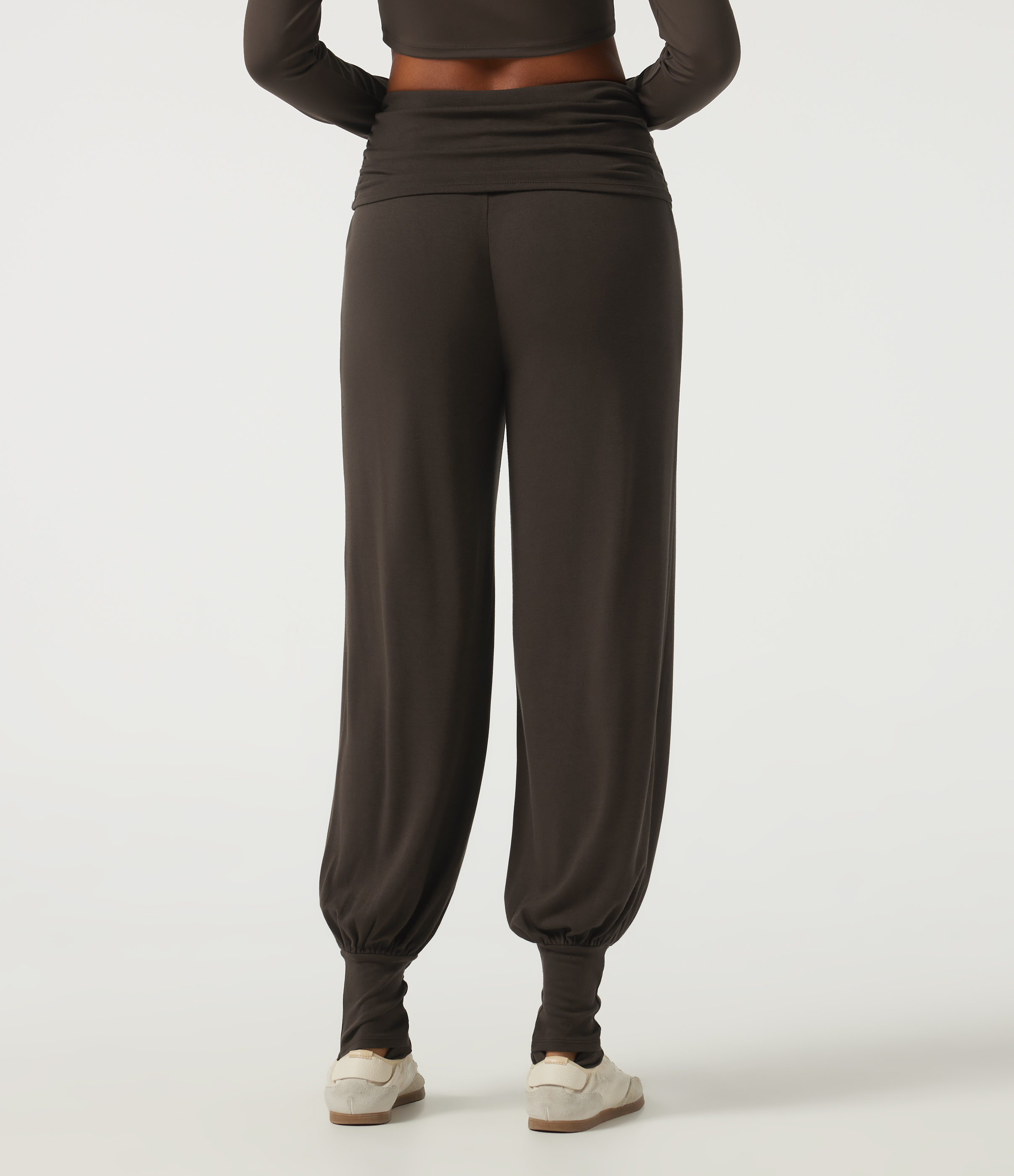Chocolate Brown Mid Rise Ruched Stirrup Casual Joggers with Pockets / 2