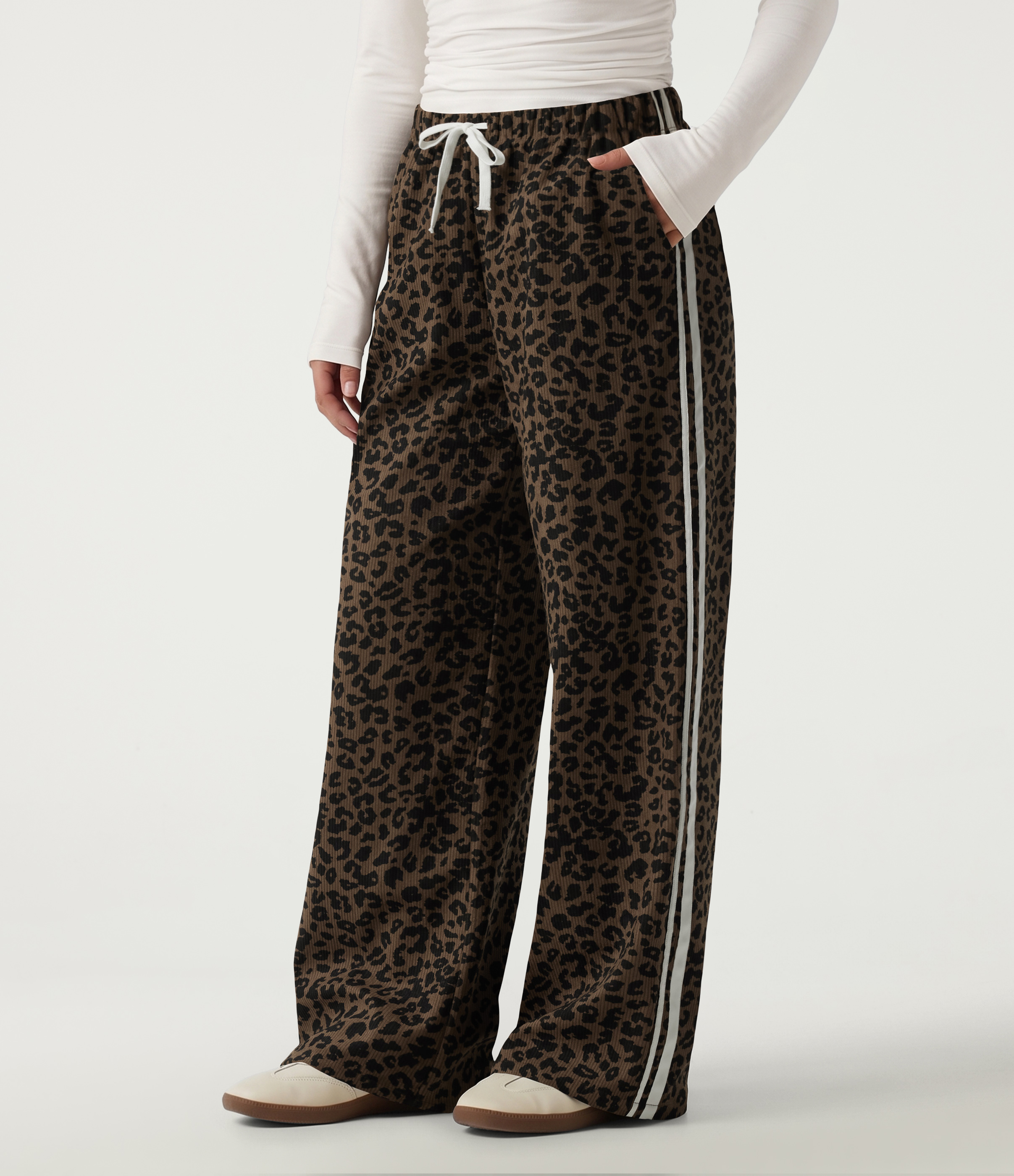 Pantalones casual de tiro alto con estampado de leopardo, pierna ancha, cordón en la cintura, franja lateral y bolsillos.